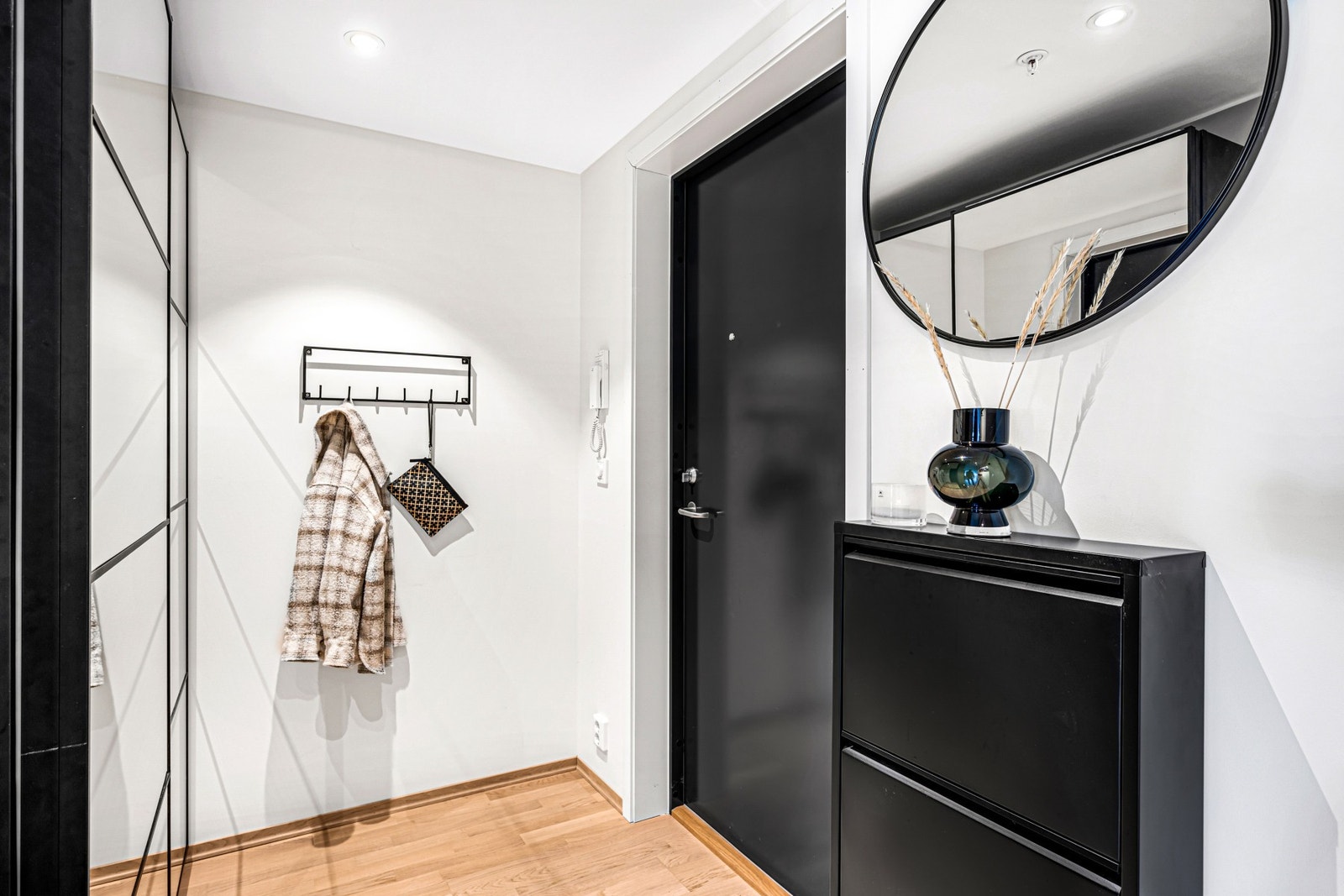 Entré med porttelefon og downlights i himling. Galleribilde