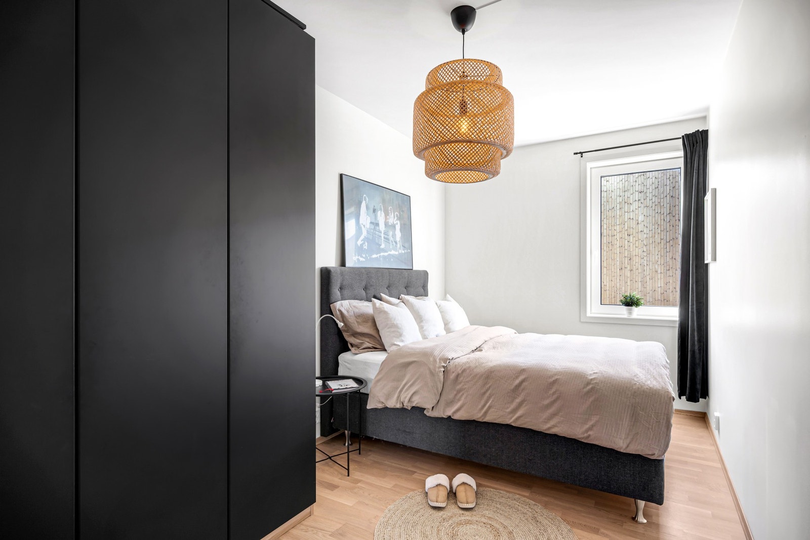 Soverom 1 er på ca. 10,5 kvm og har god plass til dobbeltseng og garderobeløsninger. Galleribilde