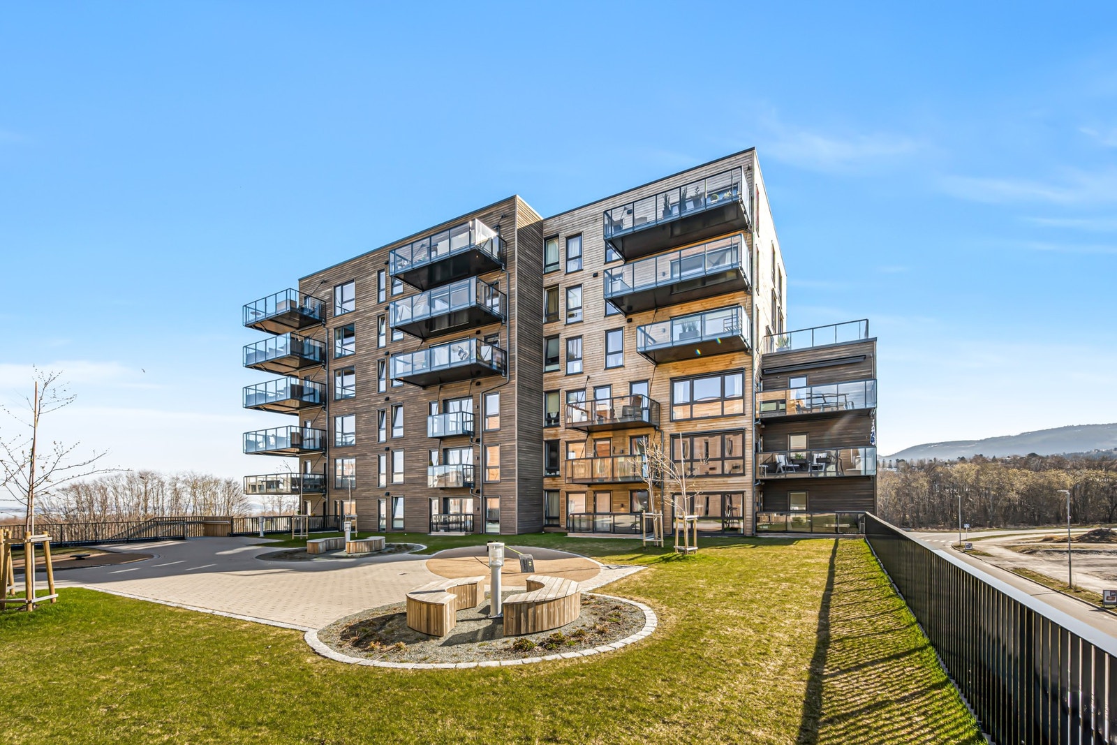 Fasade. Det er heis i bygget, og i parkeringskjelleren finner man den andre boden og fast p-plass m/lader for EL-bil. Galleribilde