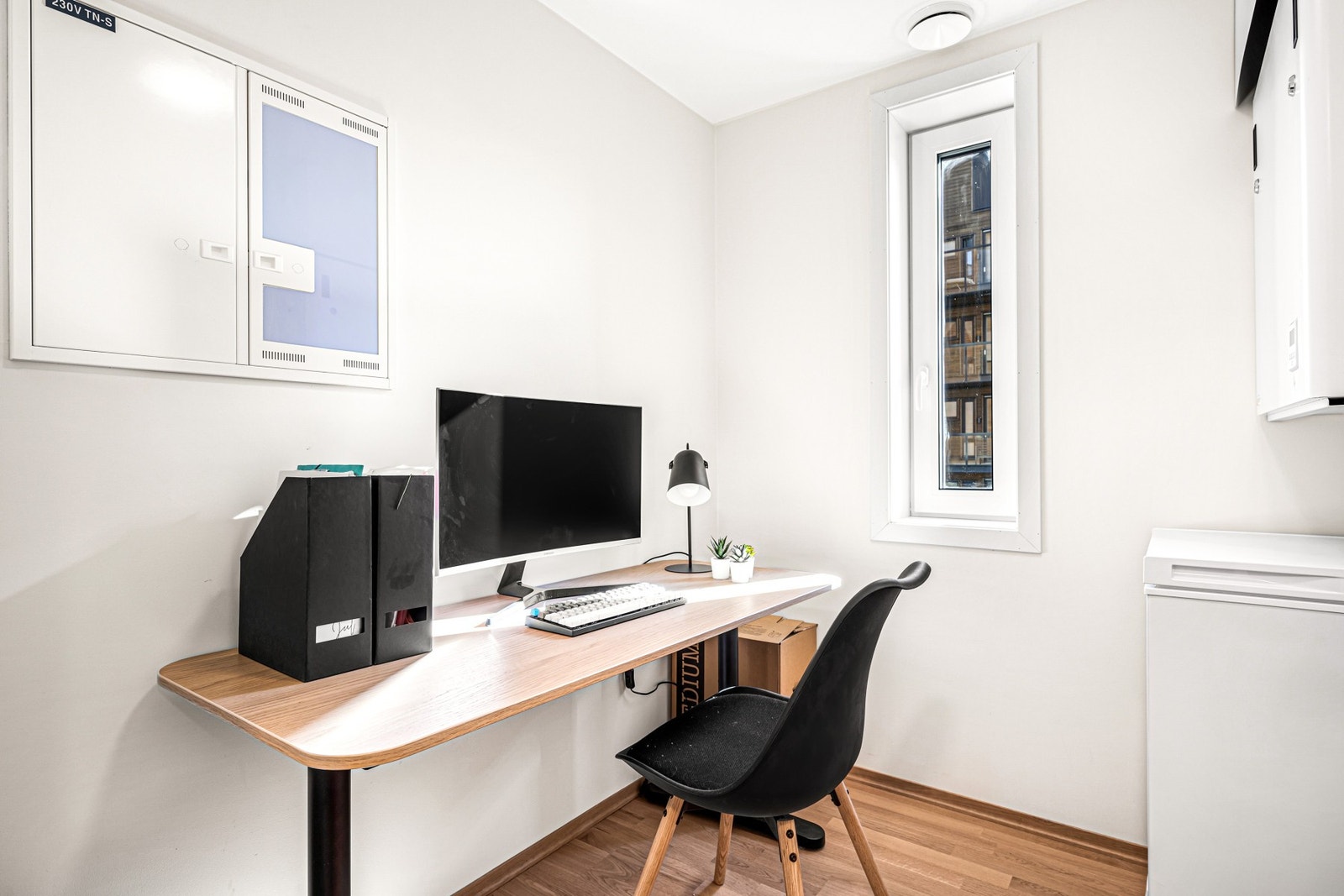 Den ene boden er lokalisert rett over gang for leilighetens inngangsdør, og er i dag innredet og brukt som kontor. Galleribilde