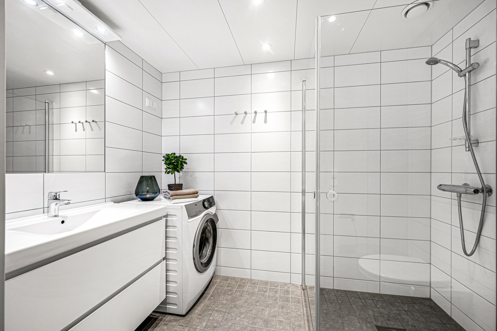 Innbydende og flislagt bad på 4,5 kvm med opplegg for vaskemaskin. Galleribilde