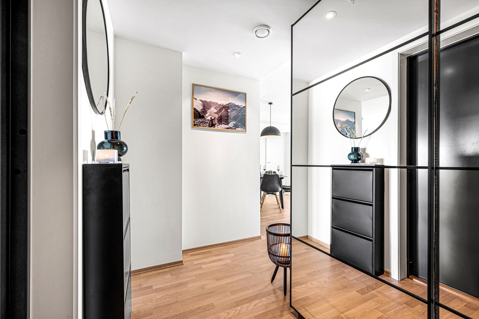 Entré/gang med skyvedørsgarderobe med speilfronter og skoskap. Galleribilde