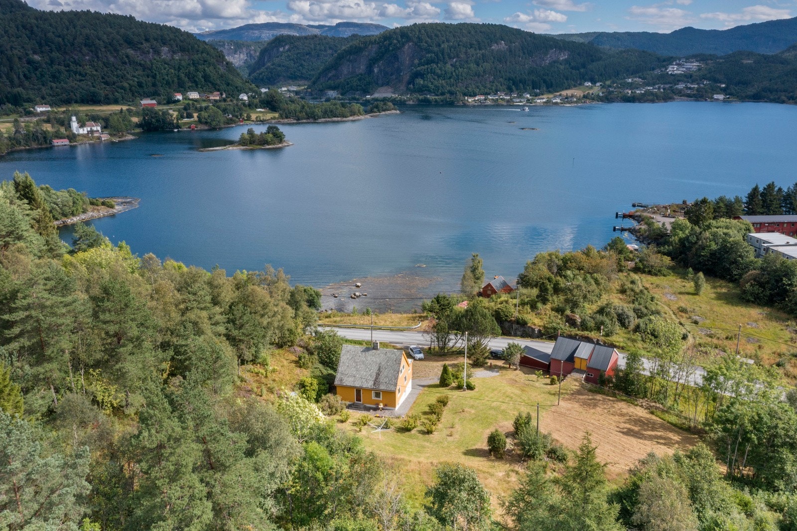 Eiendommen ligger fint til ved fjorden like utenfor Leirvik Galleribilde
