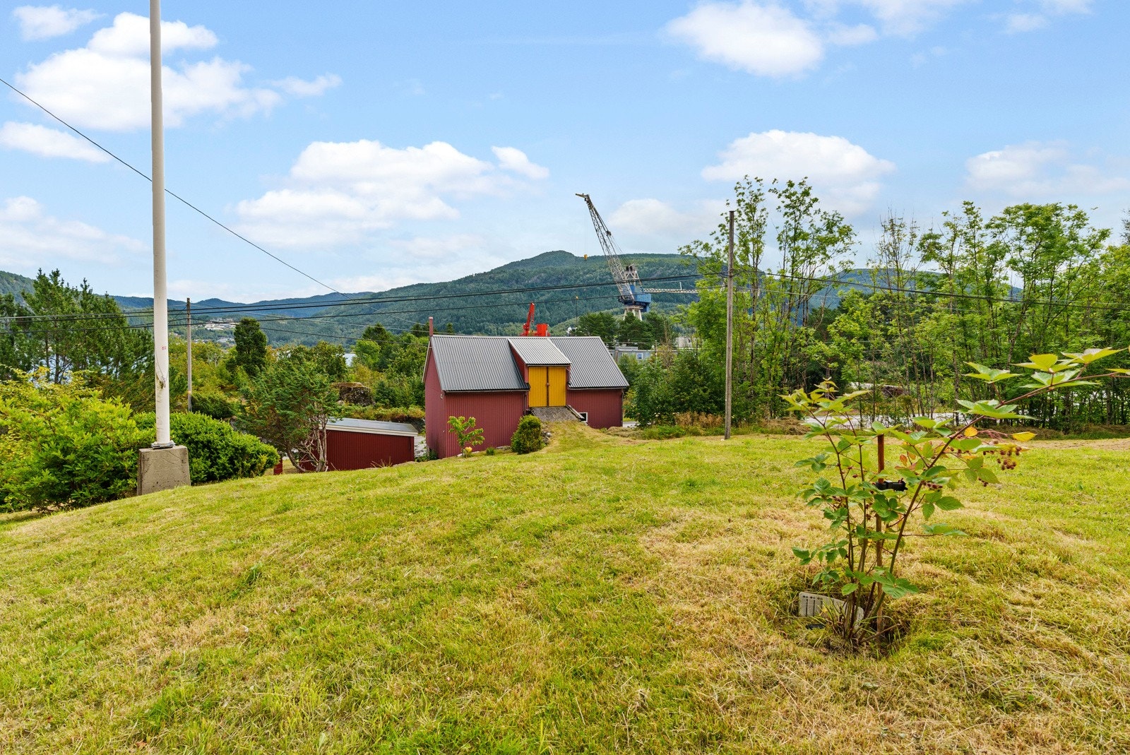 Like nedenfor boligen ligger låven Galleribilde