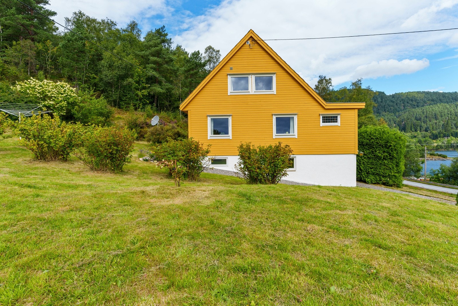 Hagen rundt boligen er pent opparbeidet med grøntarealer og div. beplantning Galleribilde