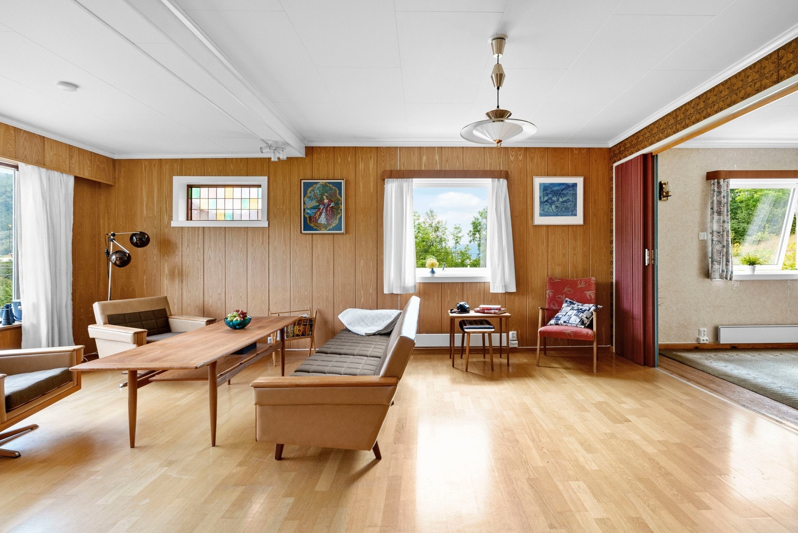 Stua ligger vegg i vegg med kjøkkenet på hovedplan - herfra er det også utgang til østvendt veranda med utsikt over fjorden Galleribilde