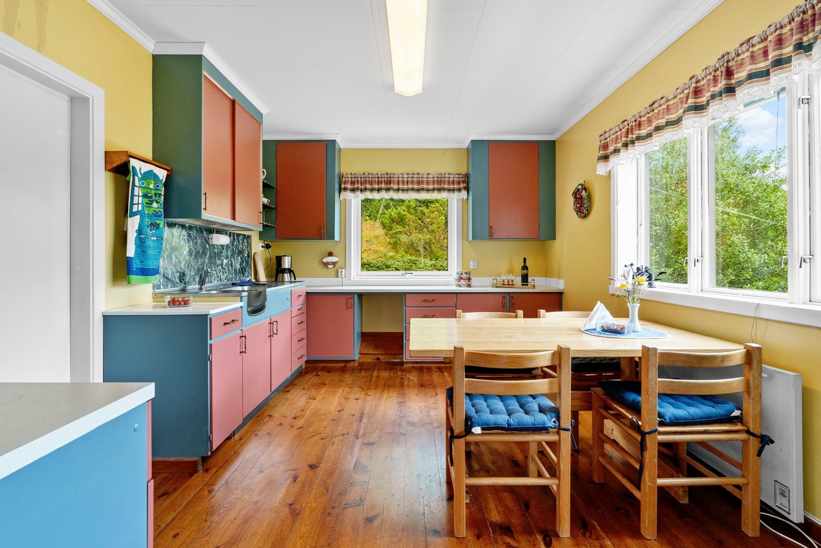 Romslig kjøkken med plass til spisebord Galleribilde