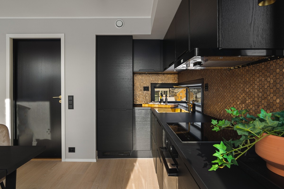 Her har du alt du trenger av integrerte hvitevarer med stekeovn, induksjon platetopp, oppvaskmaskin, samt kombiskap med kjøl og frys. Galleribilde