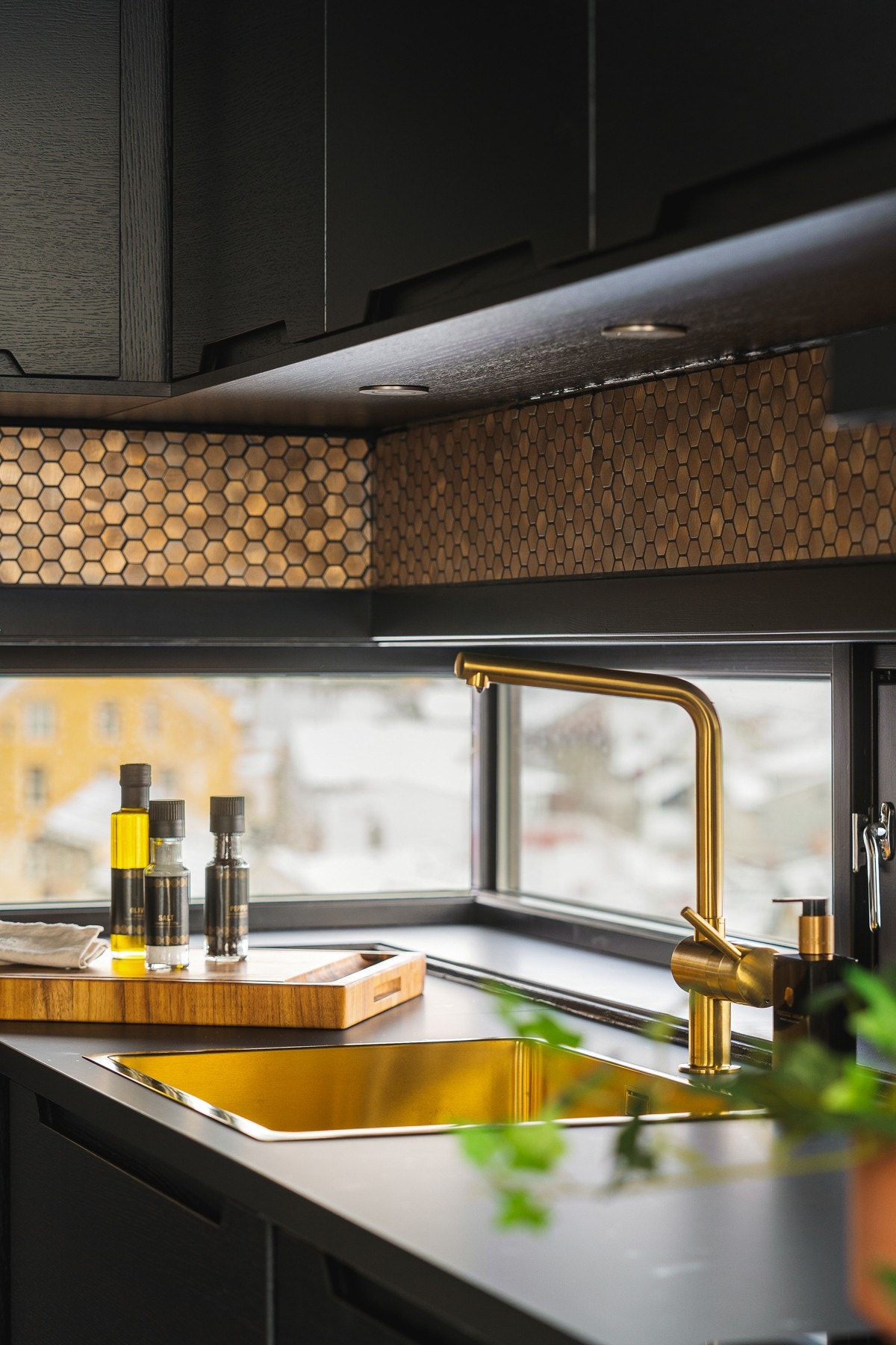 Kjøkkenet er oppgradert utover standard leveranse med bl.a. vinskap, gullvask og armatur, mosaikkfliser over kjøkkenbenk og spotter under overskap. Galleribilde