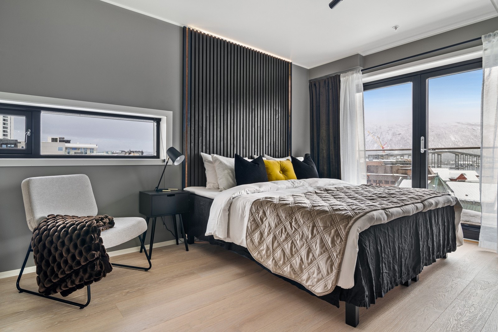 Leiligheten har to soverom som begge fremstår romslig med plass for dobbeltseng. Lysene i leiligheten kan styres med app på mobil (xComfort Smarthus trådløs styring). Galleribilde