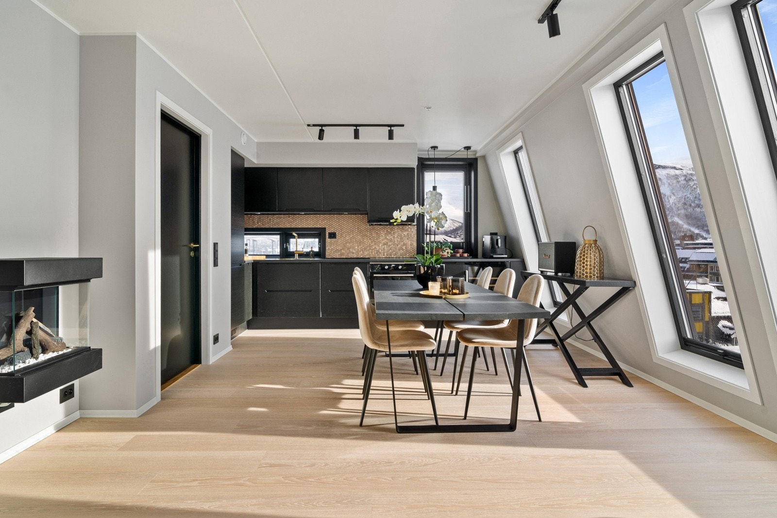 Leiligheten holder gjennomgående høy standard med nydelige fargekombinasjoner, eksklusive materialvalg og sjelden flott sentrumsbeliggenhet. Galleribilde