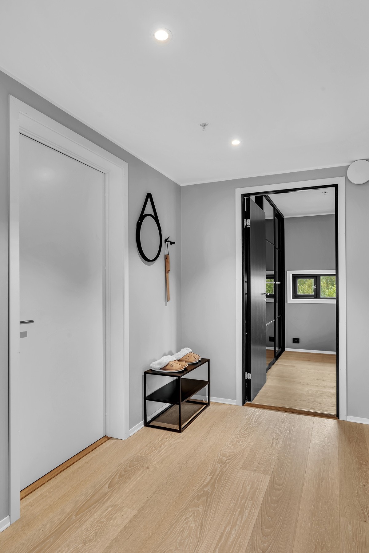 Det gjennomførte helhetsinntrykket og den gode atmosfæren oppleves allerede i det du kommer inn døra og får øye på de massive sorte eikedørene og den gjennomgående lyse en-stavs eikeparketten. Galleribilde