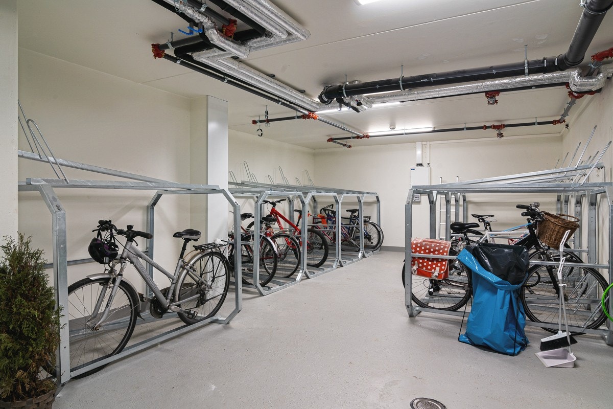 Borettslaget har i tillegg egen sykkelparkering i underetasjen og leiligheten disponerer en stor sportsbod med god lagringsplass like ved.. Galleribilde