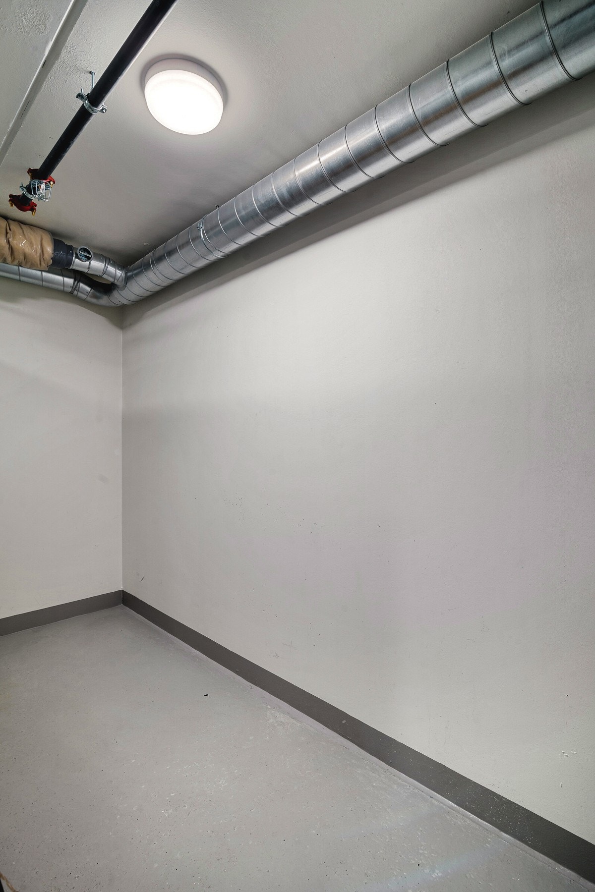 Leiligheten disponerer en stor sportsbod i underetasjen med god lagringsplass. Galleribilde