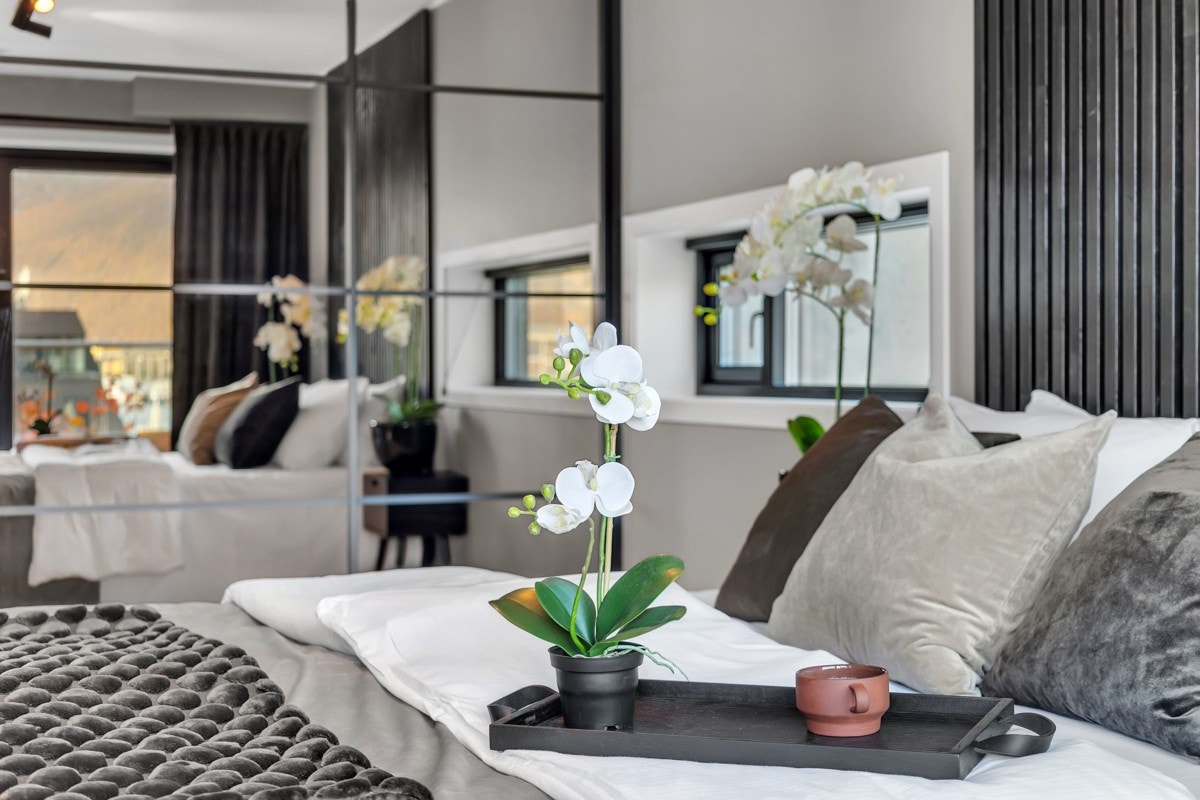 Hovedsoverommet er innredet med stor skyvedørsgarderobe med speil, vegghengt TV og spilevegg bak seng som virkelig gir deg “hotellfølelsen”. Galleribilde