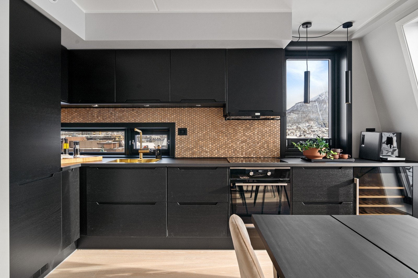 Nydelig sort kjøkken fra kvalitetsleverandøren HTH. Utsikt til Fjellheisen fra kjøkkenvinduet. Galleribilde