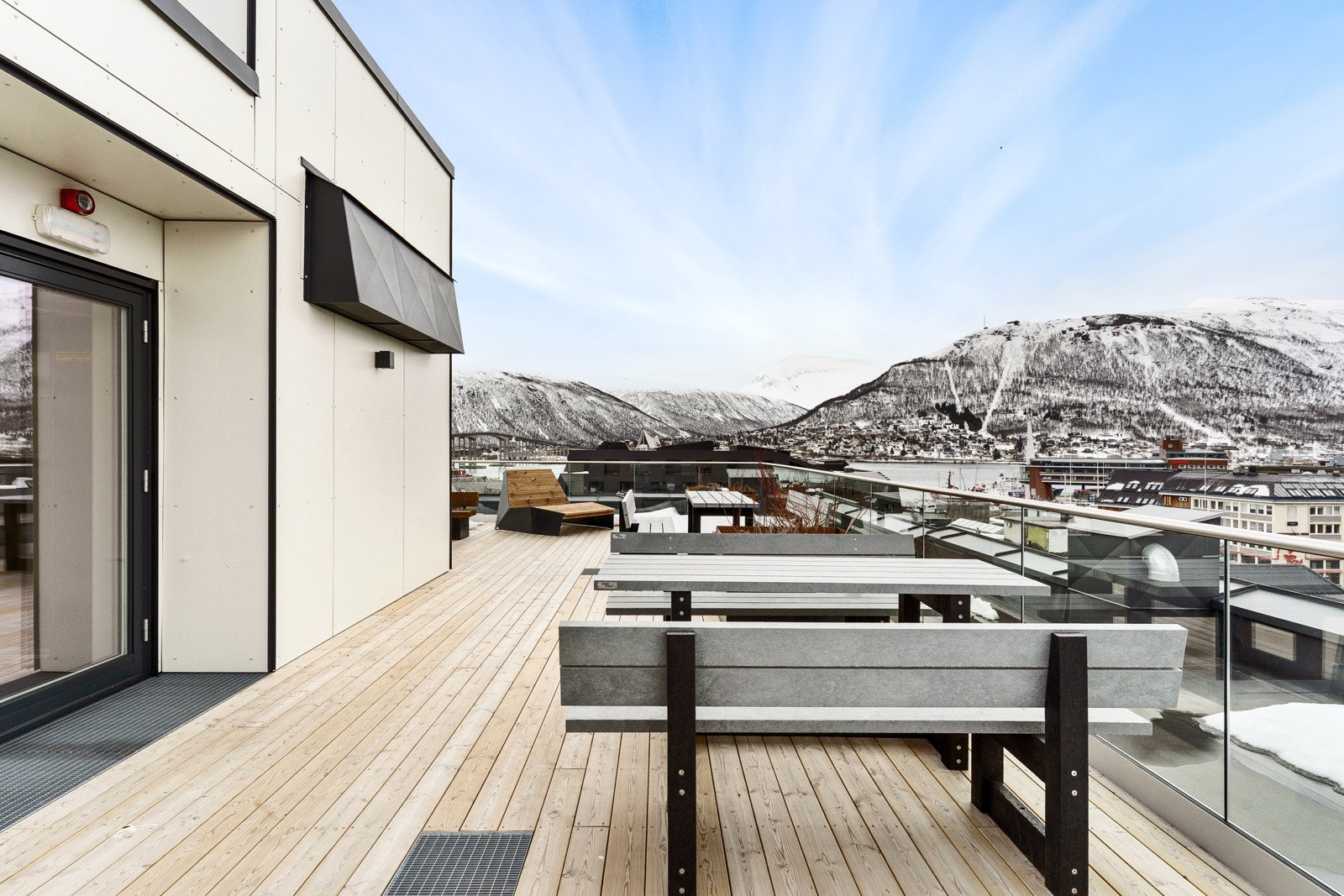 Stor felles takterrasse på hele 80kvm. Strålende solforhold og storslått utsikt! Galleribilde