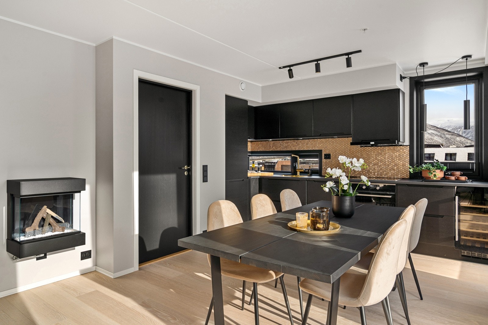 El-peisen gir en behagelig temperatur og en lun atmosfære i leiligheten. Galleribilde