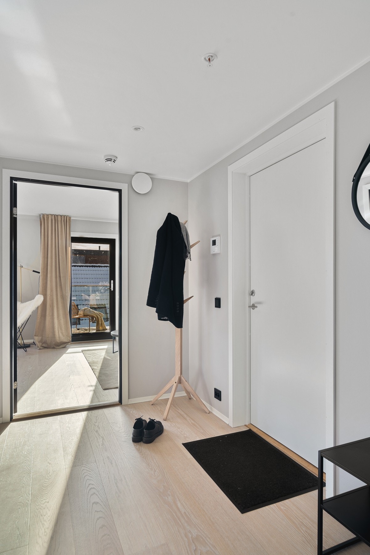 Velkommen inn! Entreen har plass til stativ/hyller for sko og oppheng for yttertøy. Det er i tillegg satt inn ekstra tykk ytterdør for maksimal støydemping. Galleribilde