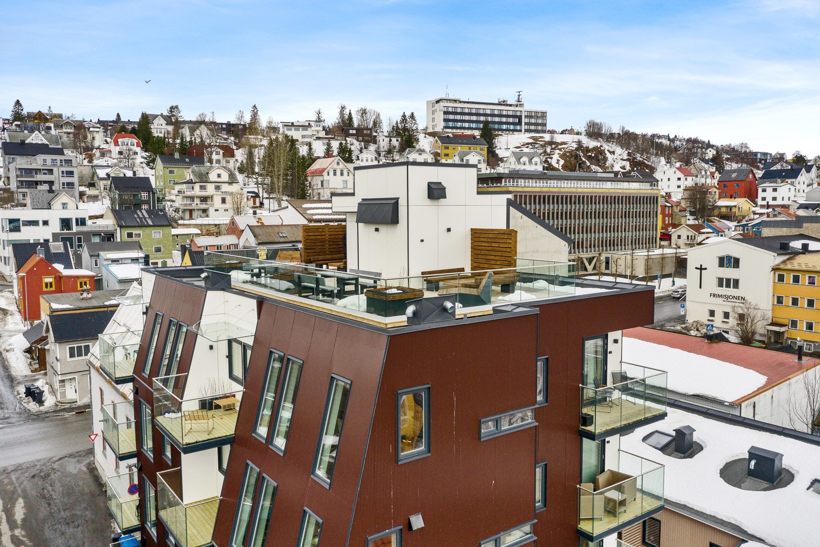 Leiligheten ligger i toppetasjen i Minuttet borettslag midt i hjertet av Tromsø sentrum. Galleribilde