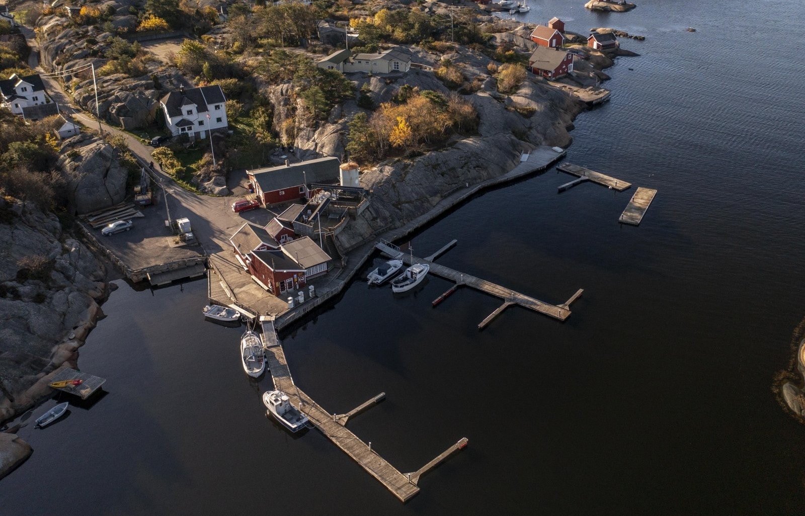 Eiendommen disponerer i dag 3 brygger, hvor to av disse er tilknyttet egen tomt. Den tredje (ytterste) leies av kommunen for en symbolsk sum. Galleribilde