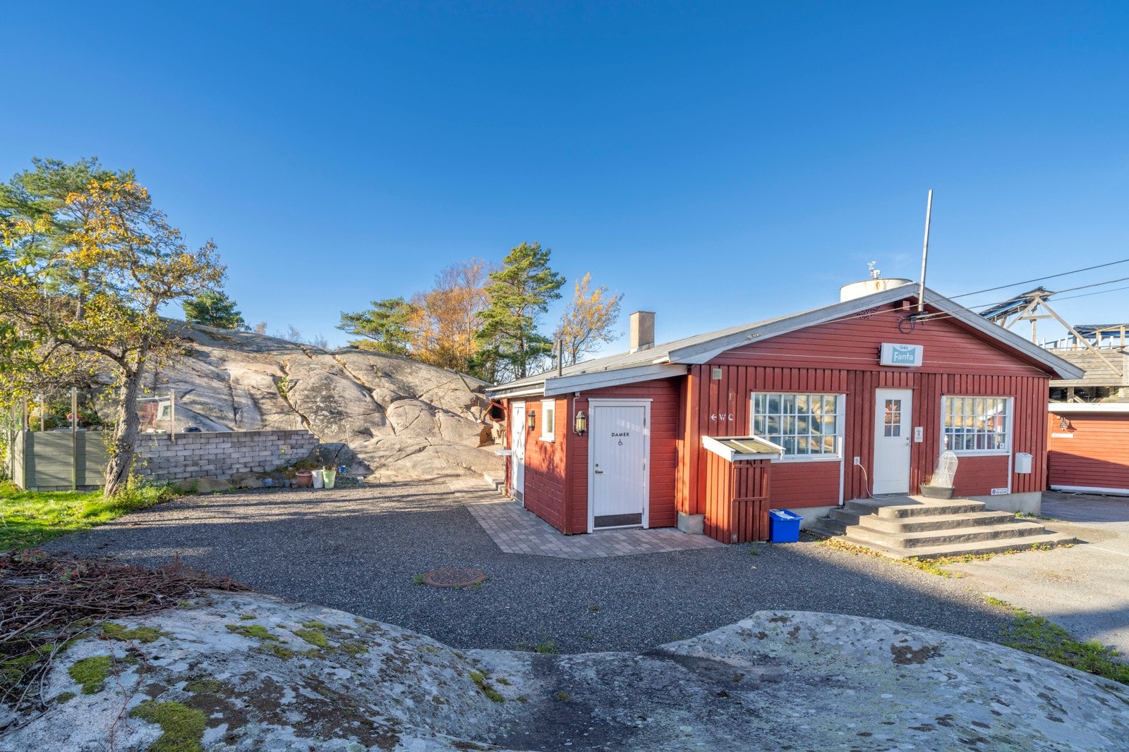 Hovedbygningen, utsalgstedet i sin tid, har flotte uteplasser med egen skjermet terrasse og hageflekk. Her er det også gjestetoalett. Galleribilde