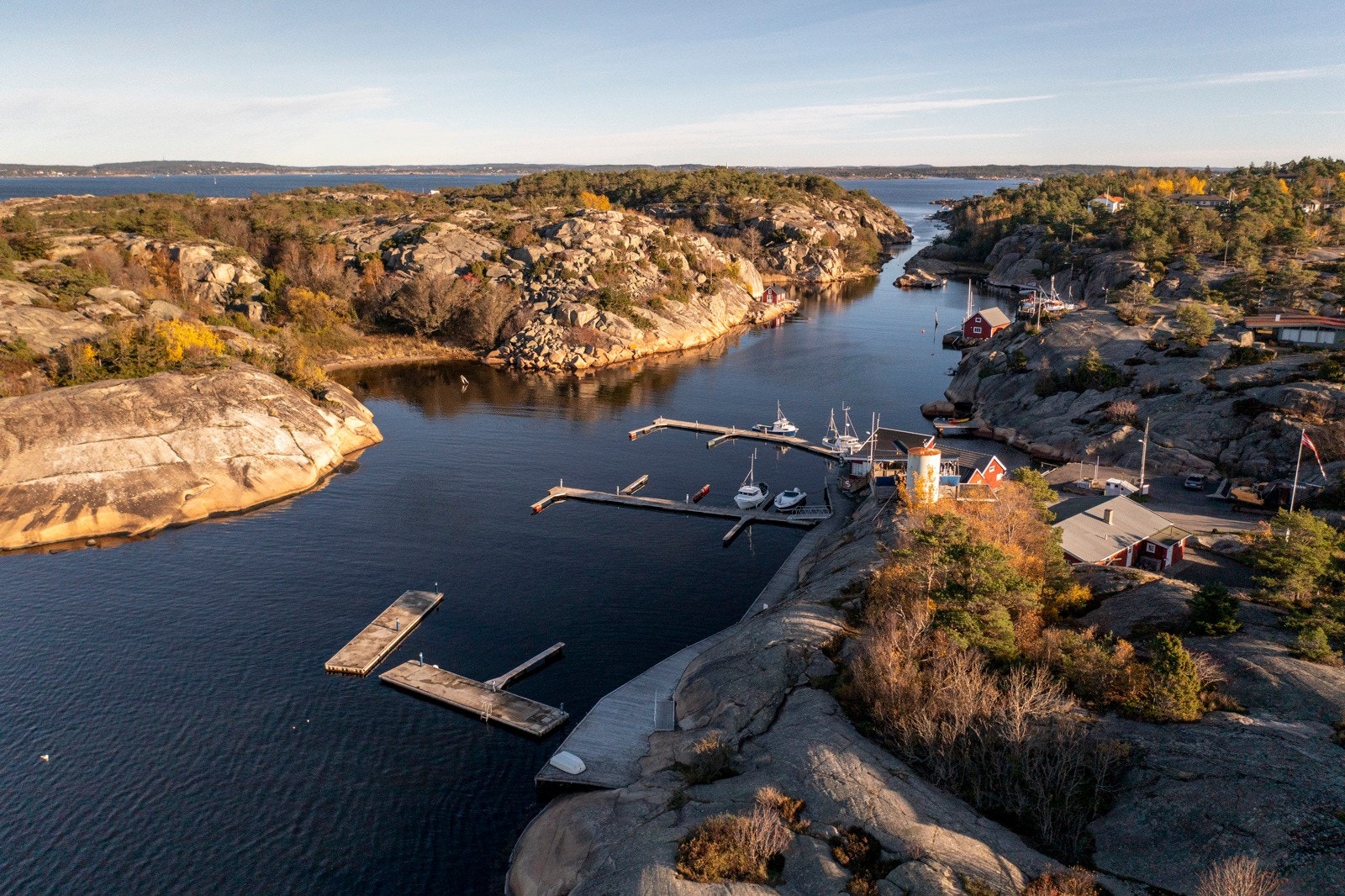 Seiløysundet bringer båttrafikken forbi gjestehavna. Galleribilde