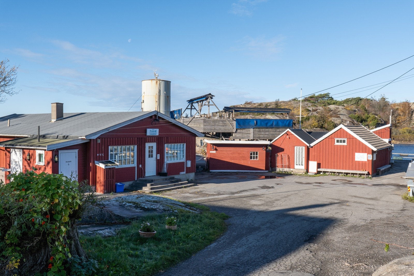 Ankomst til eiendommen - asfaltert bilvei som bringer deg helt frem til Havna. Eiendommen har gode parkeringsmuligheter. Galleribilde