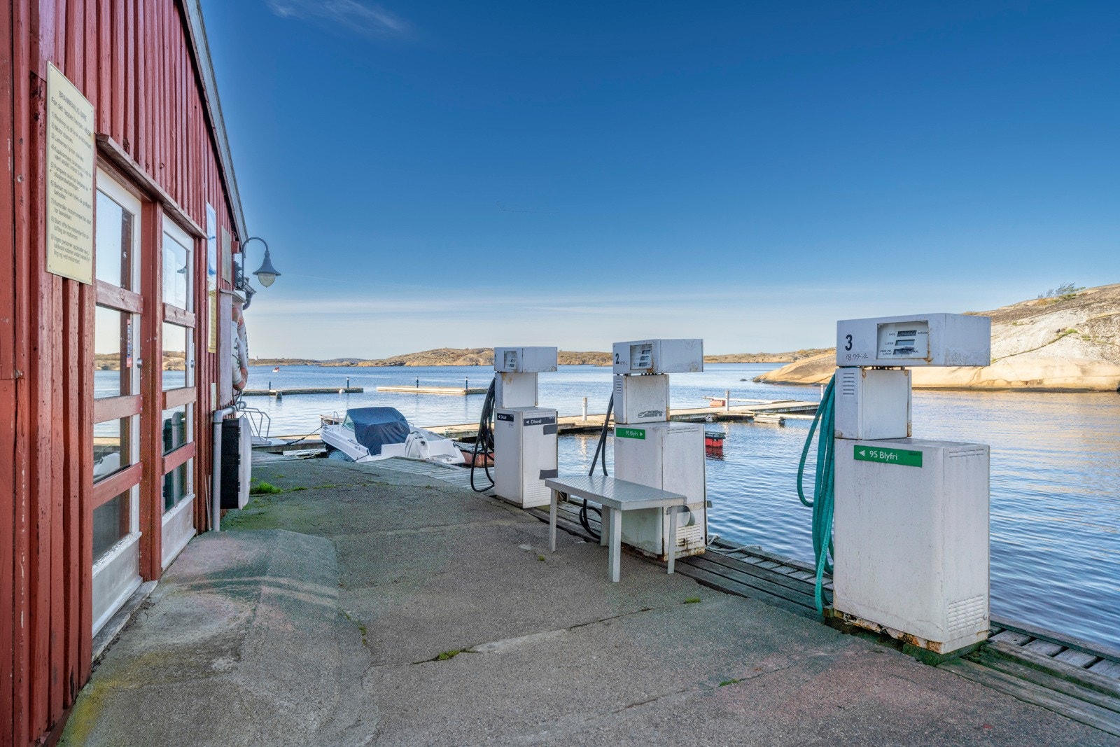 Drivstoffspumpene har "self-service" og gir overskudd til driften. Nye pumper er bestilt og kan enten overleveres ny eier eller monteres før overtagelse. Galleribilde