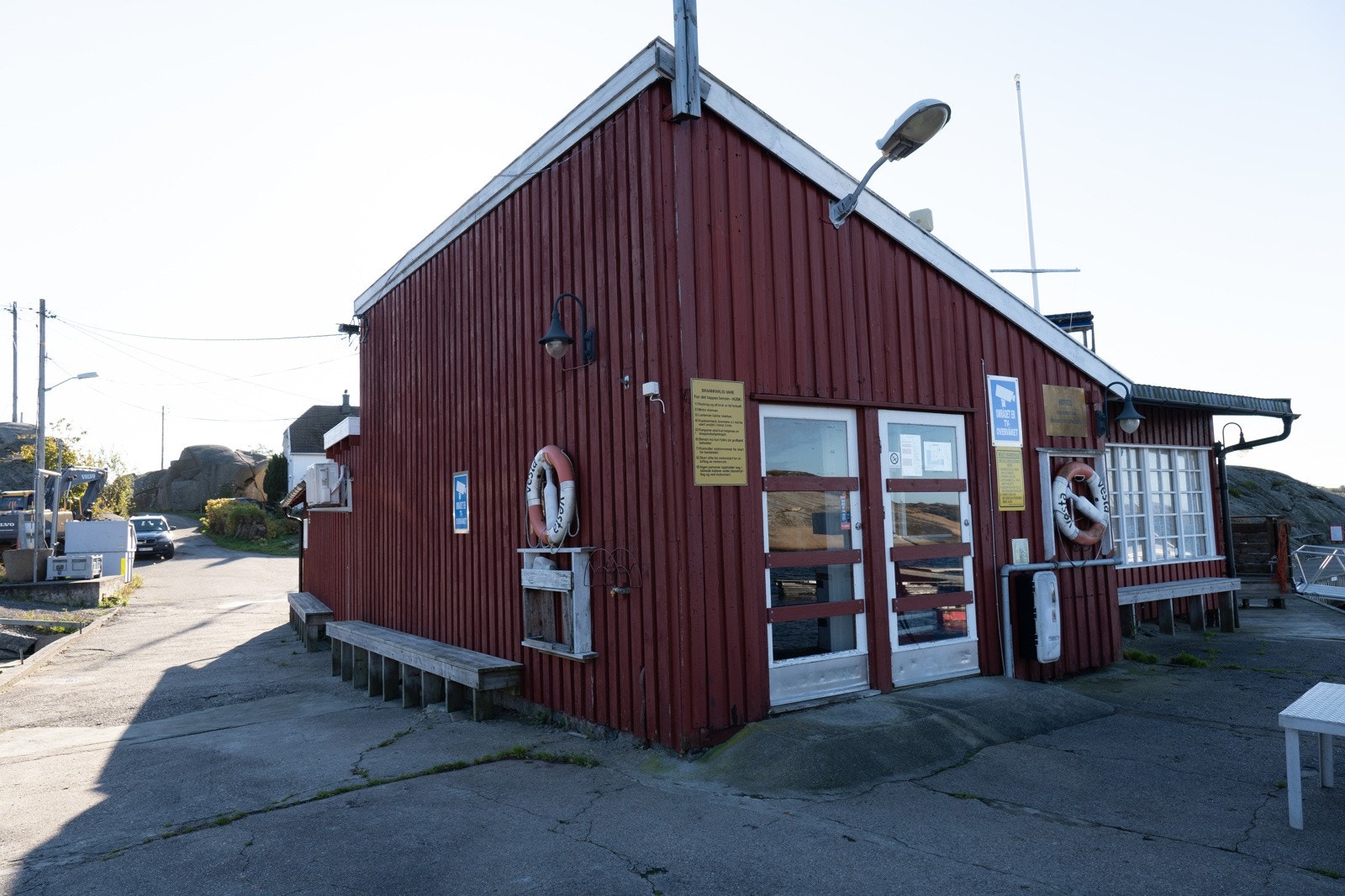Nærmere vannet ligger utsalgsstedet. Eier har driftet stedet selv i flere år, men har leid ut sesongbasert de siste årene. Galleribilde