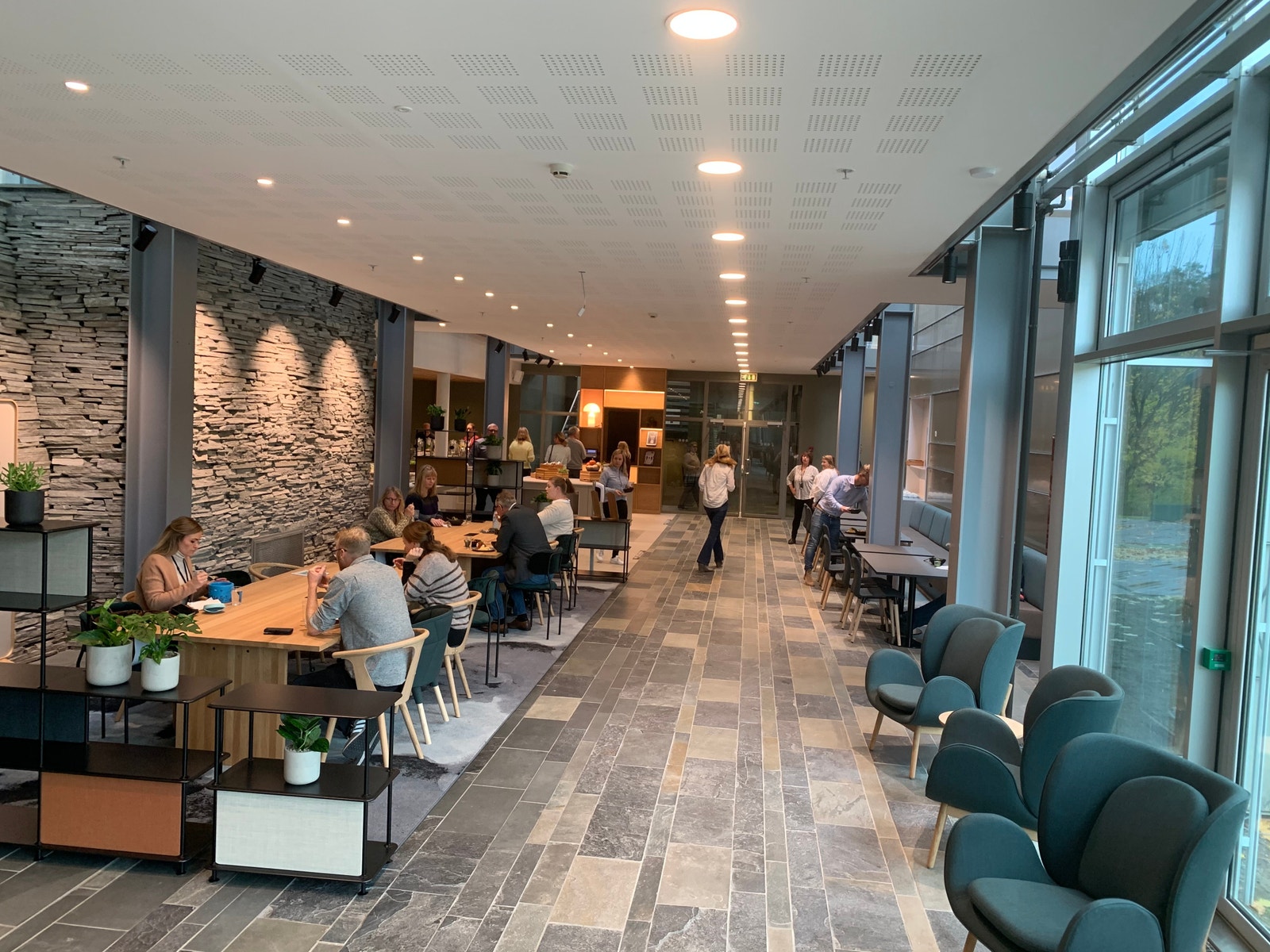 Flere sitteplasser inne og ute i personalrestauranten. Galleribilde