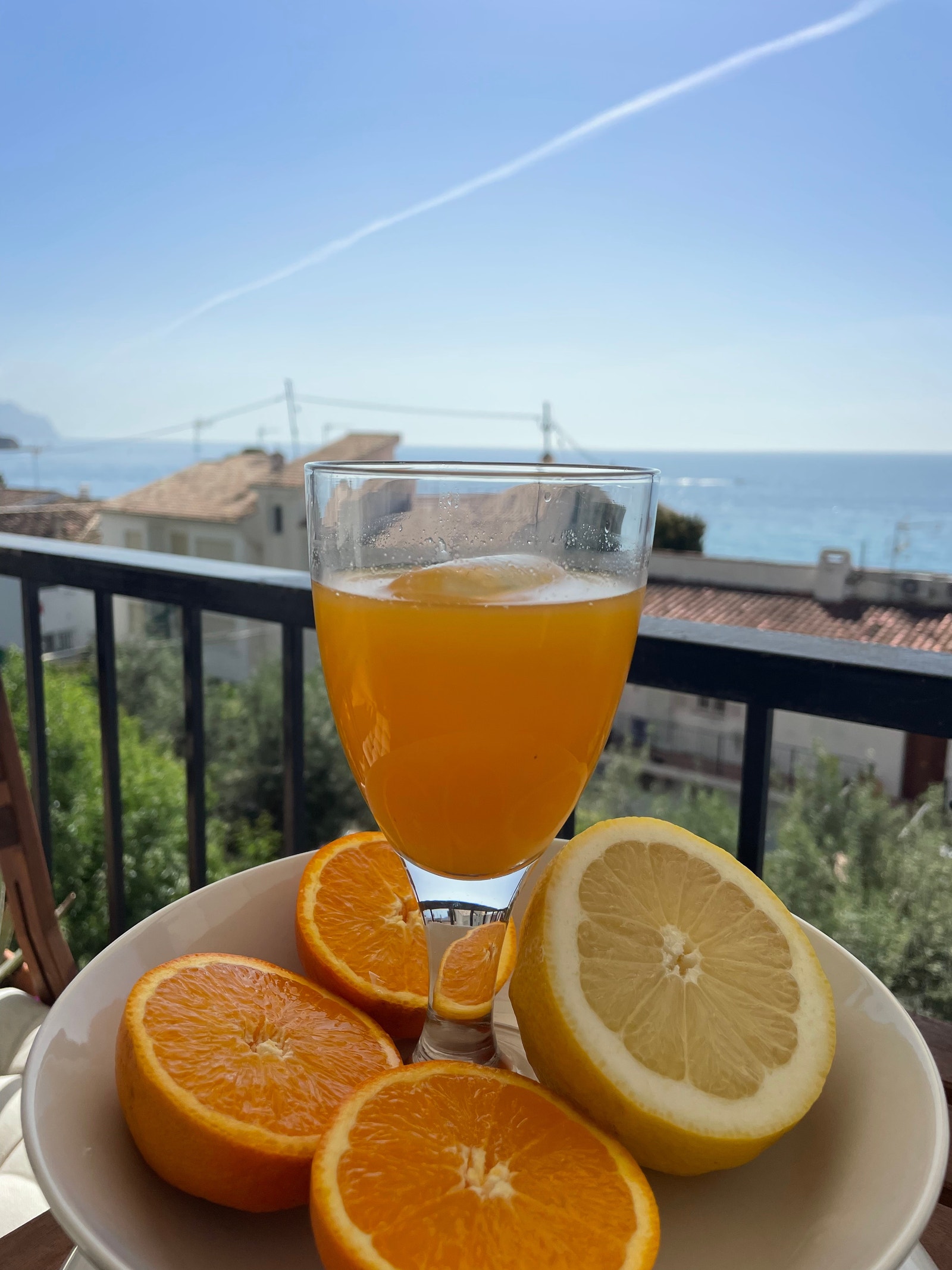Energibioost med egenlaget appelsinjuice nytes fra terrsssen. Galleribilde