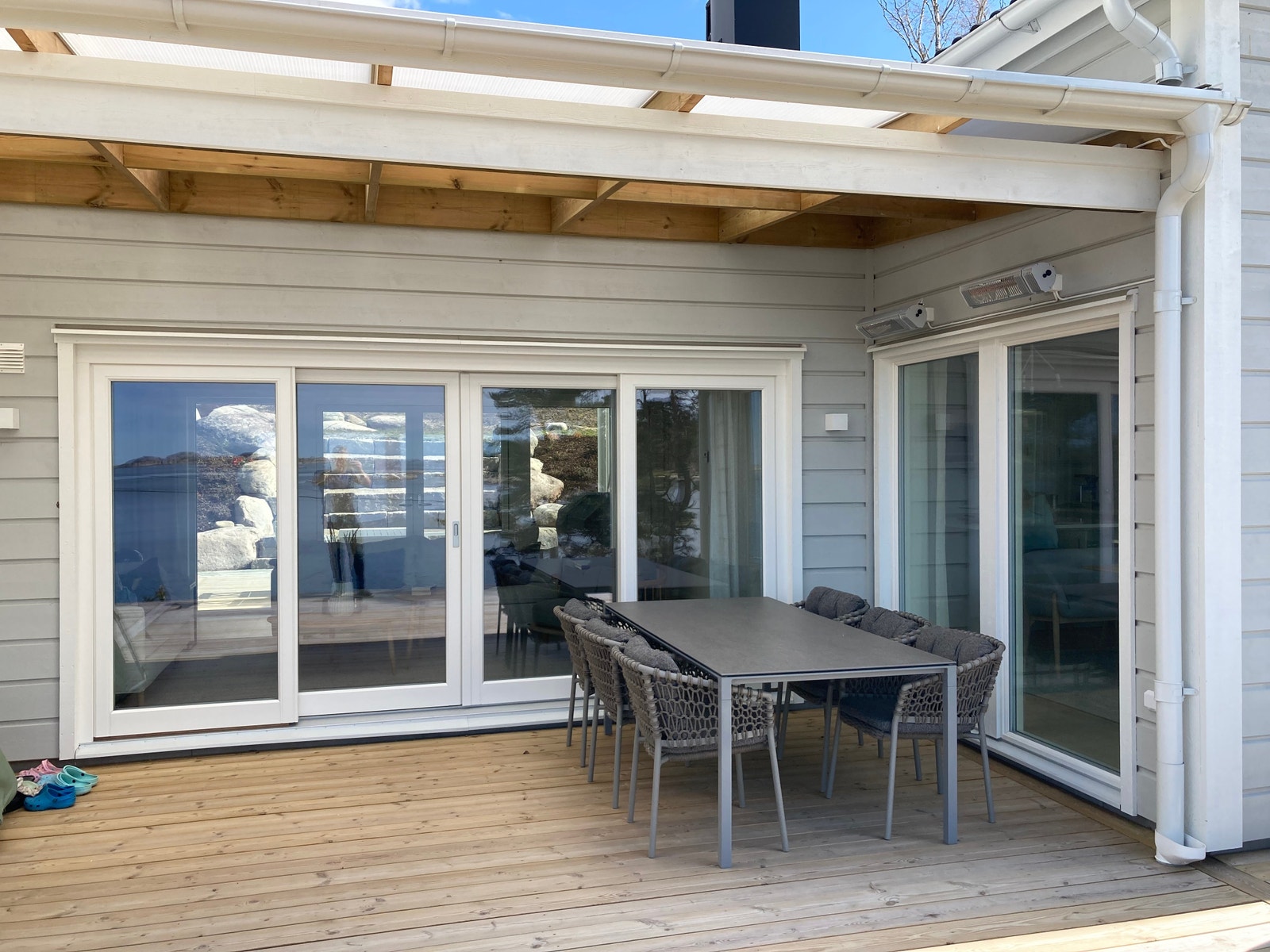 Hyggelig spiseplass ute under tak Galleribilde