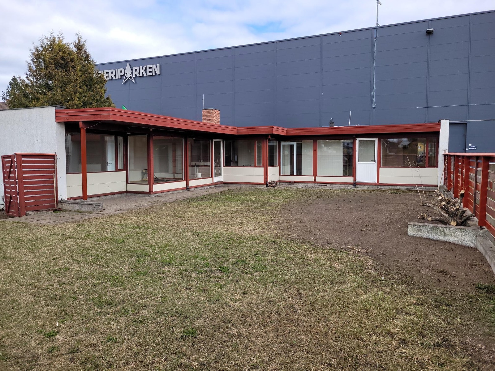 Sentralt beliggende enebolig med stor skjermet hage. Galleribilde