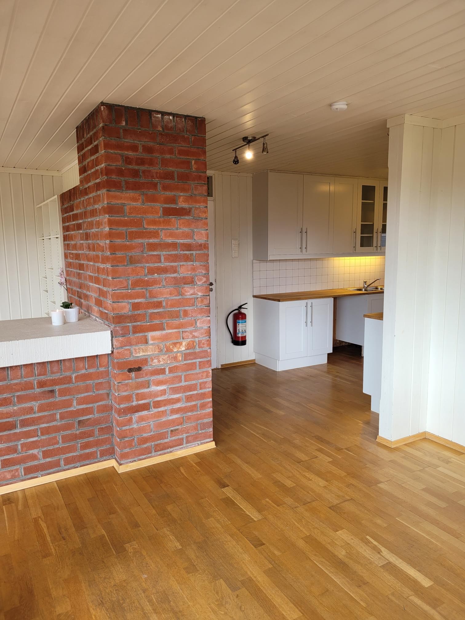 Spiseplass mot kjøkken. Galleribilde