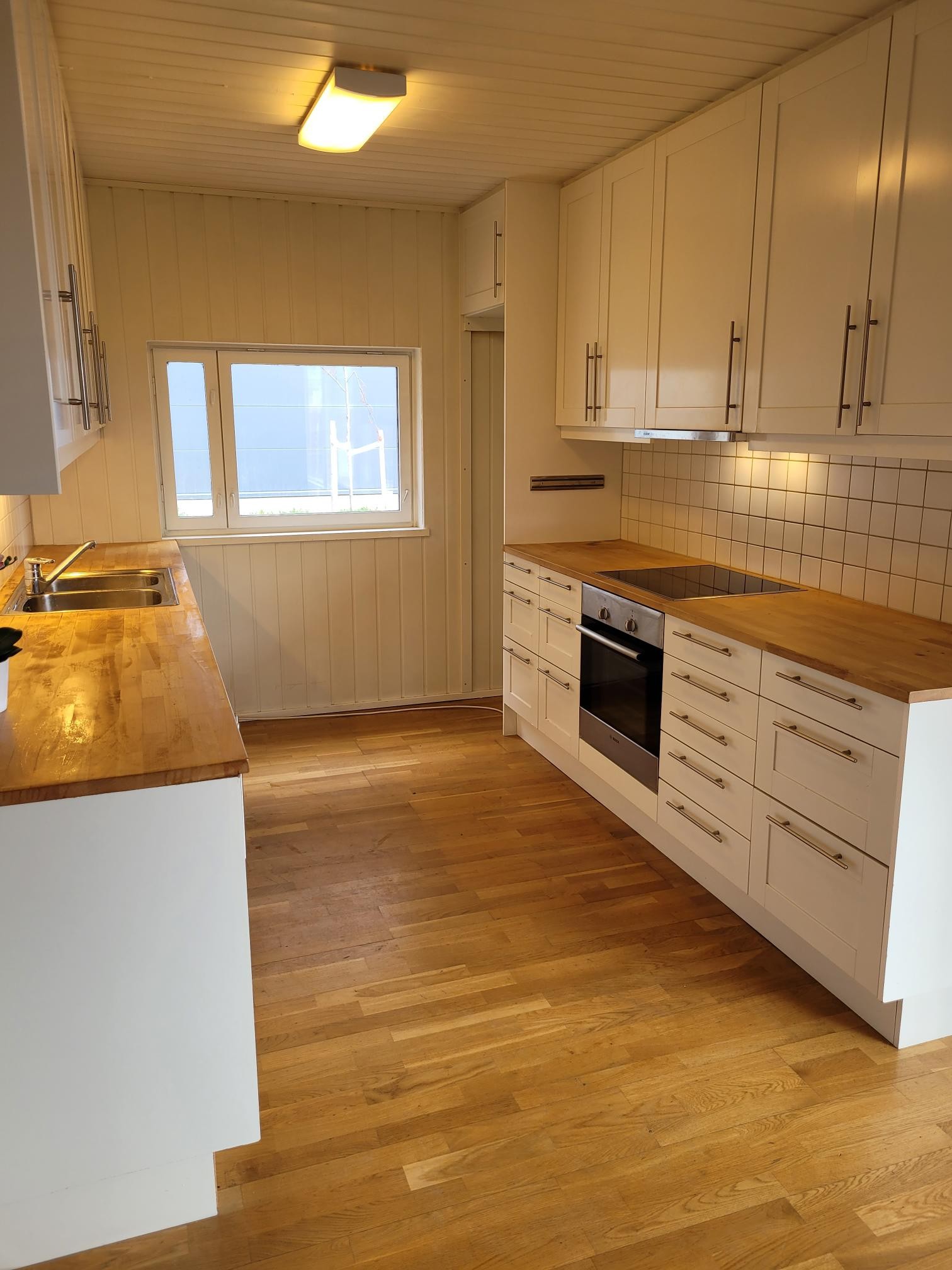 Kjøkken. Plass for kjøleskap og oppvaskmaskin. Galleribilde
