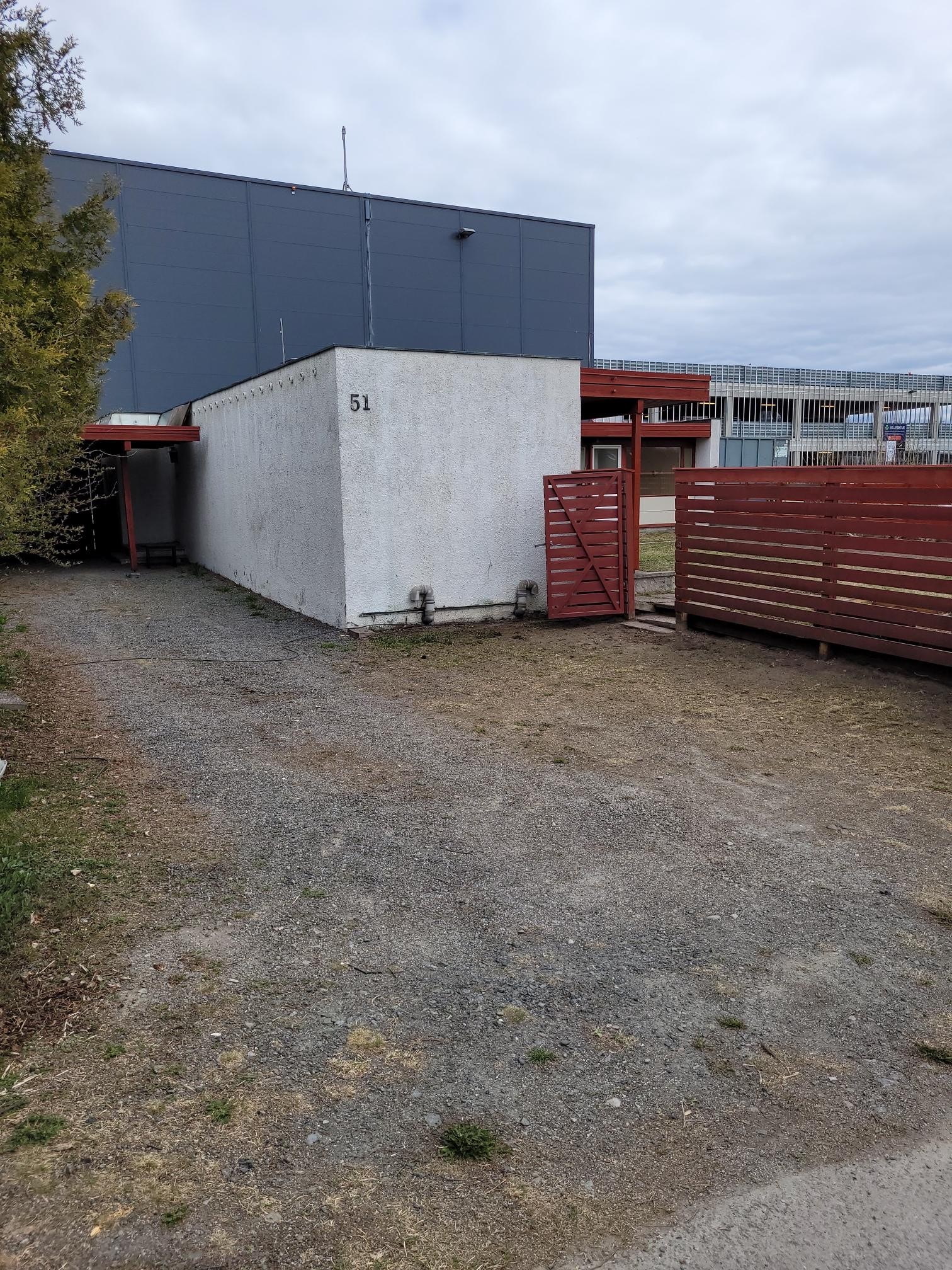 Sentralt beliggende enebolig med mange biloppstillingsplasser. Galleribilde