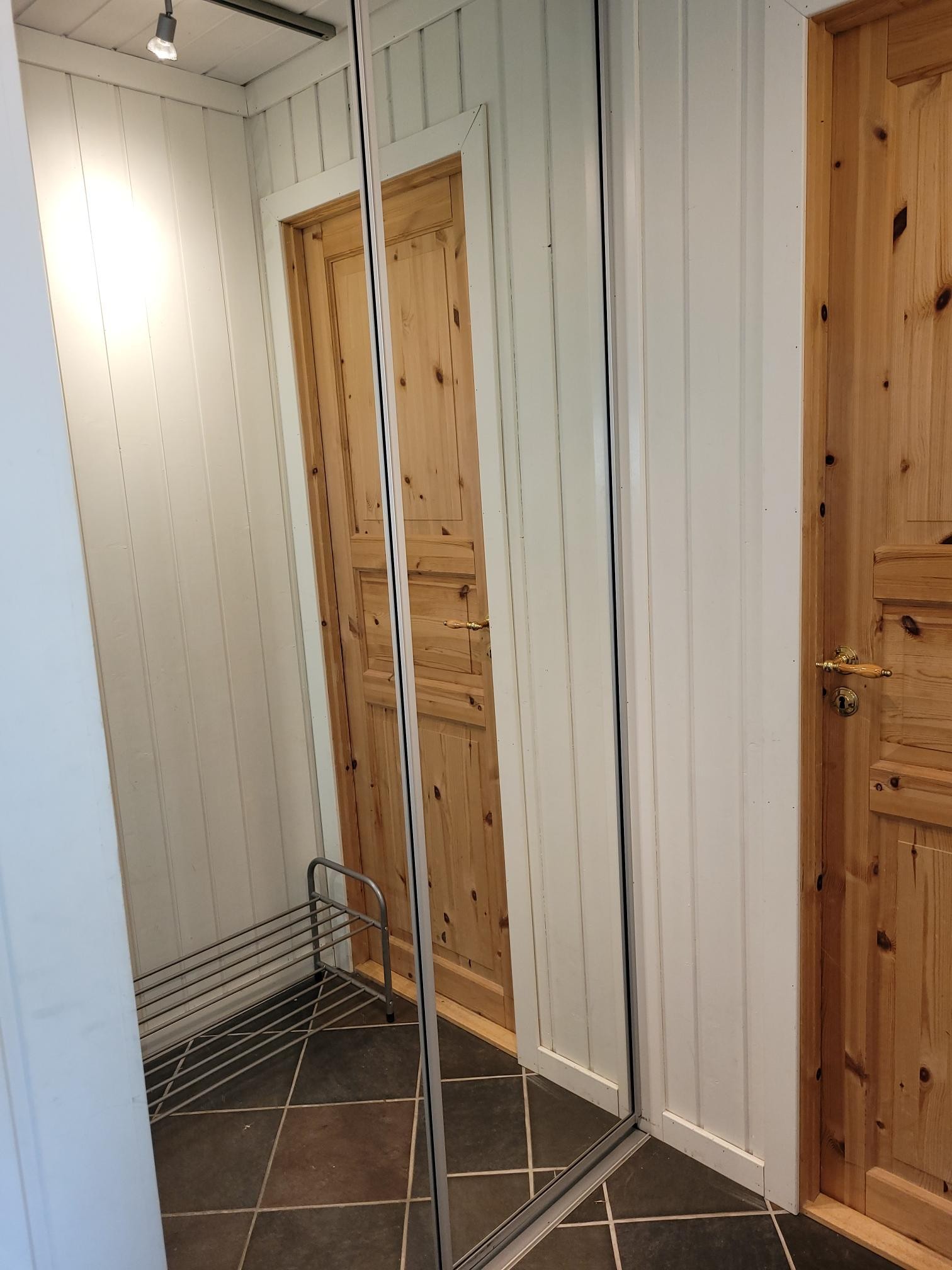 Garderobe i entre. Galleribilde