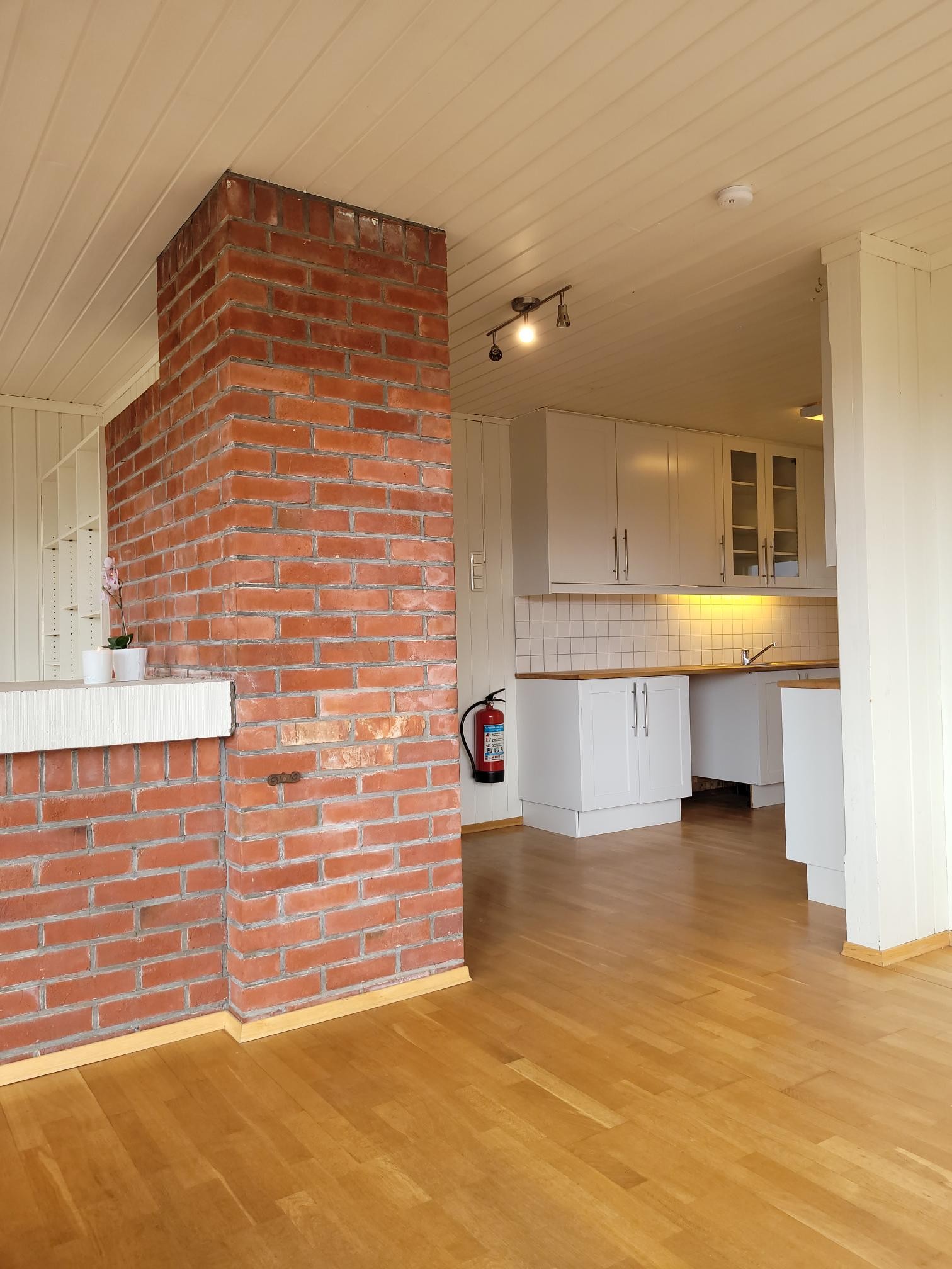 Kjøkken sett fra spiseplass. Galleribilde