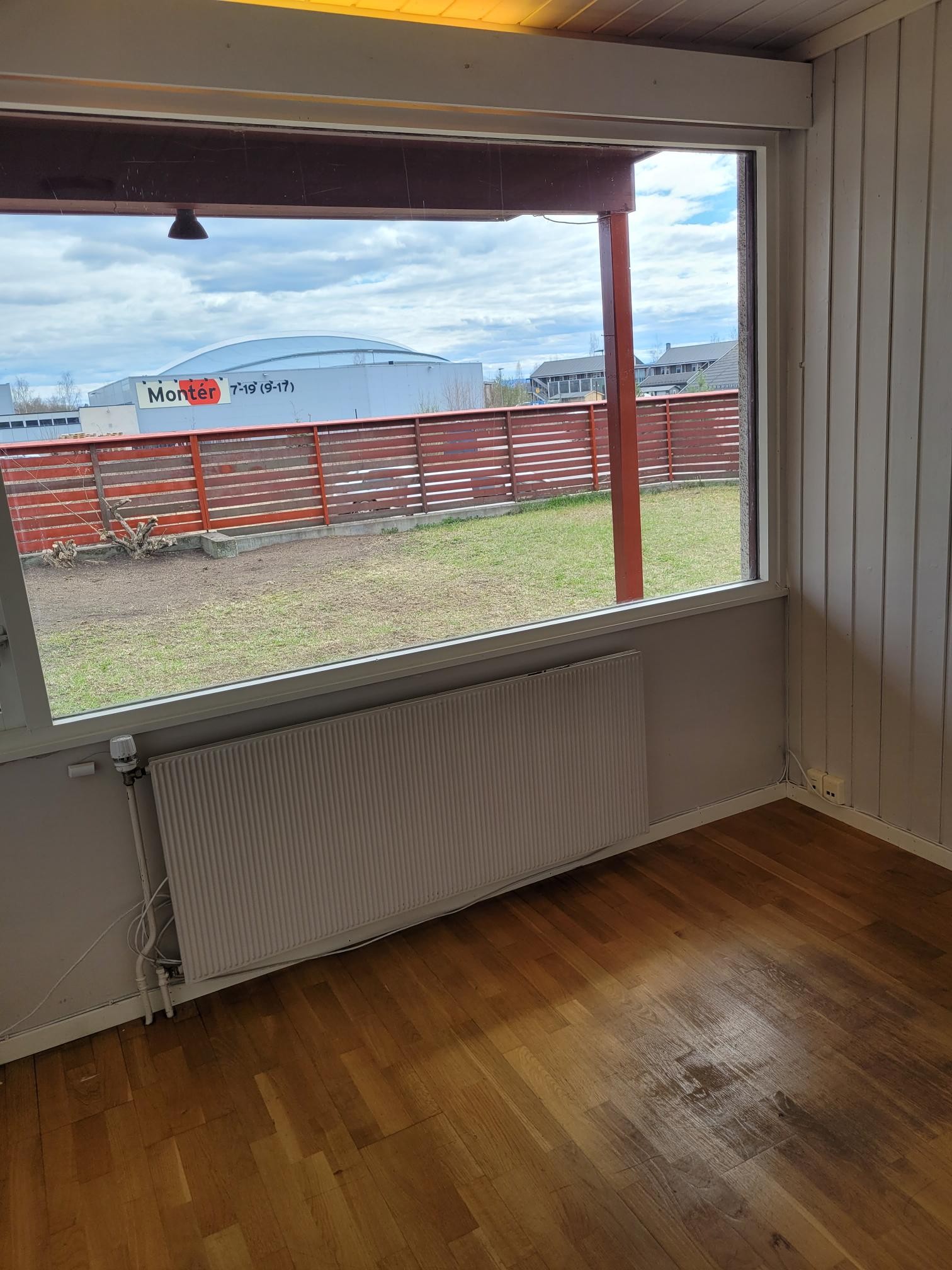 Soverom 1 med stort vindu mot hage. Galleribilde