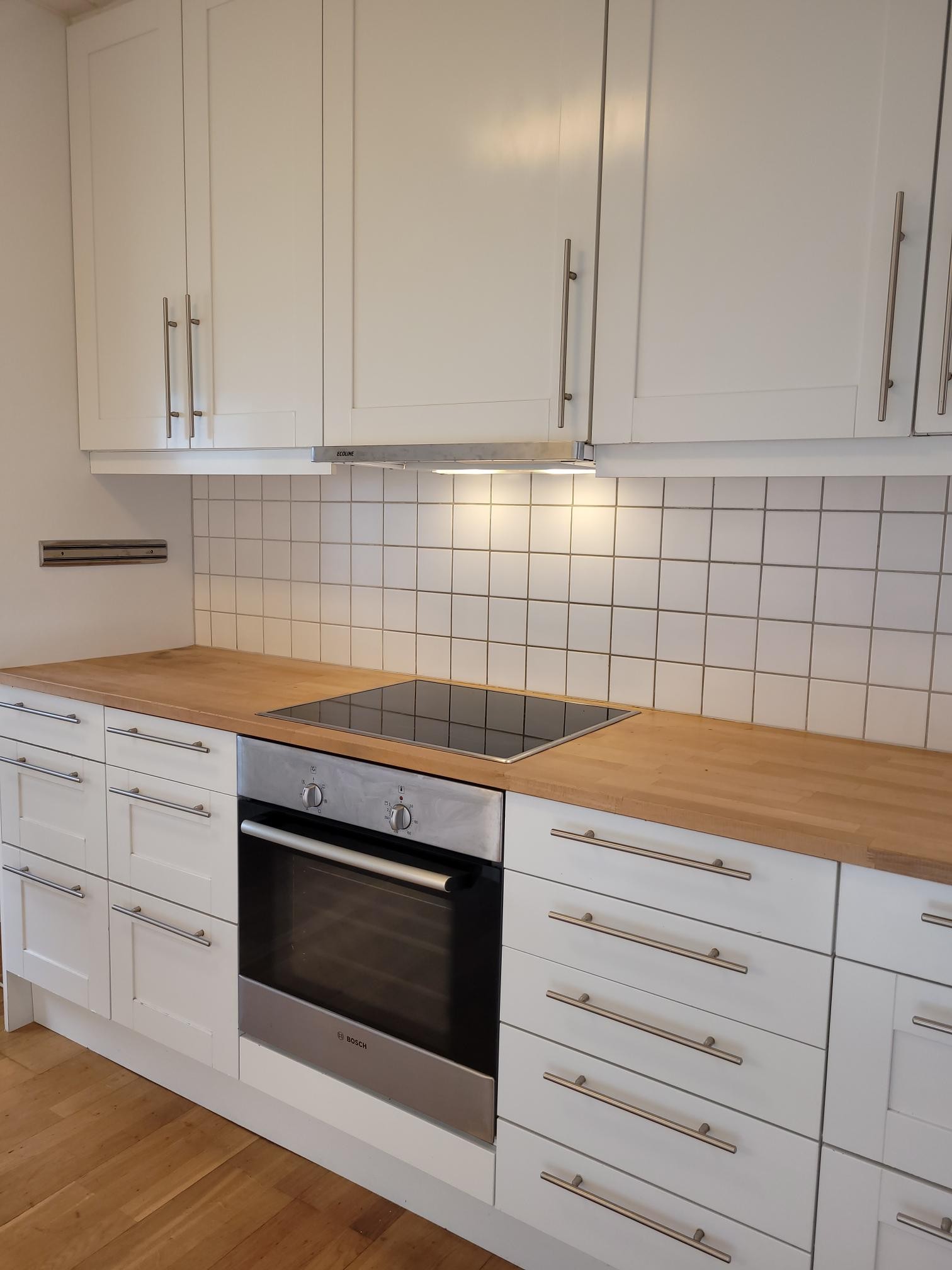 Kjøkken med innebygd komfyr/koketopp. Galleribilde