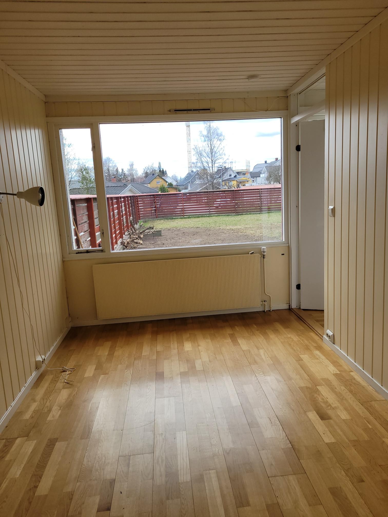 Soverom 4. Stort vindu mot hage. Galleribilde