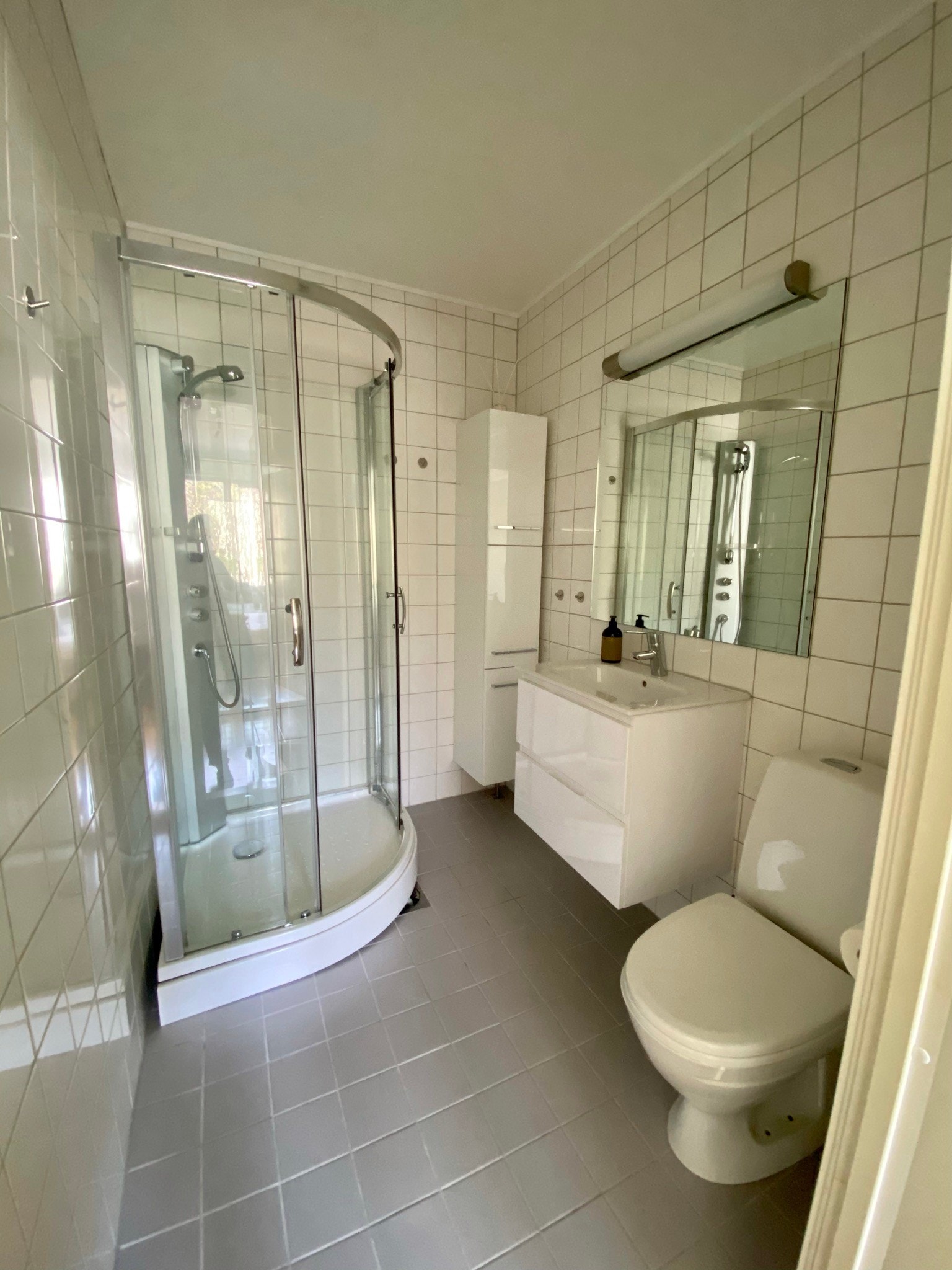 Bad med gulvvarme - tilknyttet soverom Galleribilde