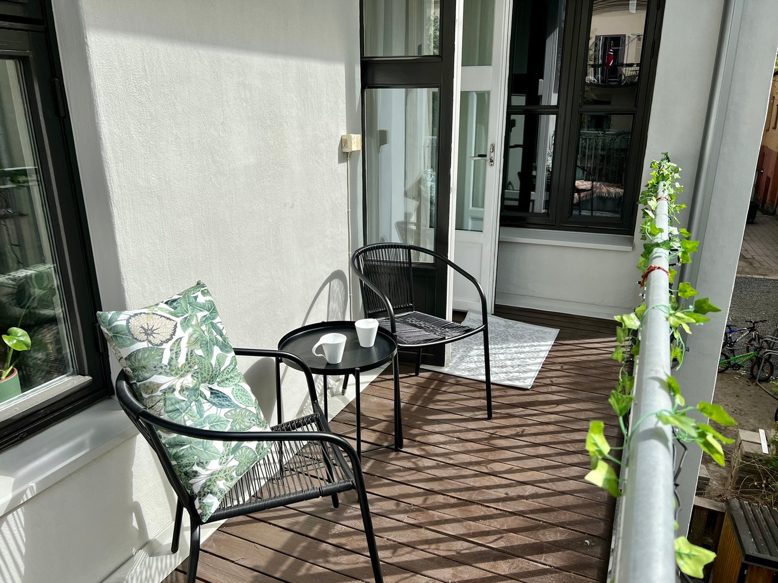 Balkong mot rolig bakgård Galleribilde