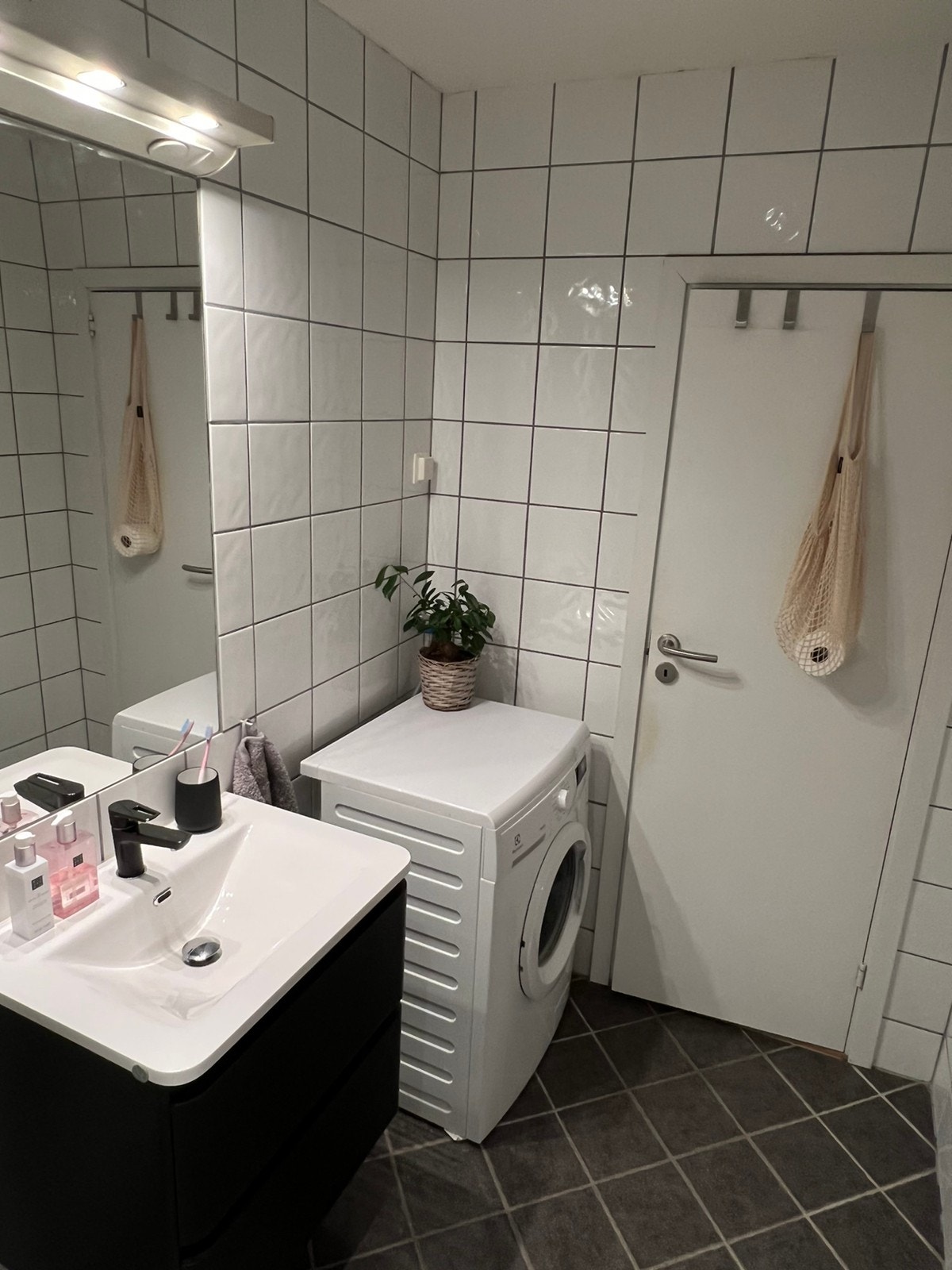 Romslig bad med vaskemaskin Galleribilde