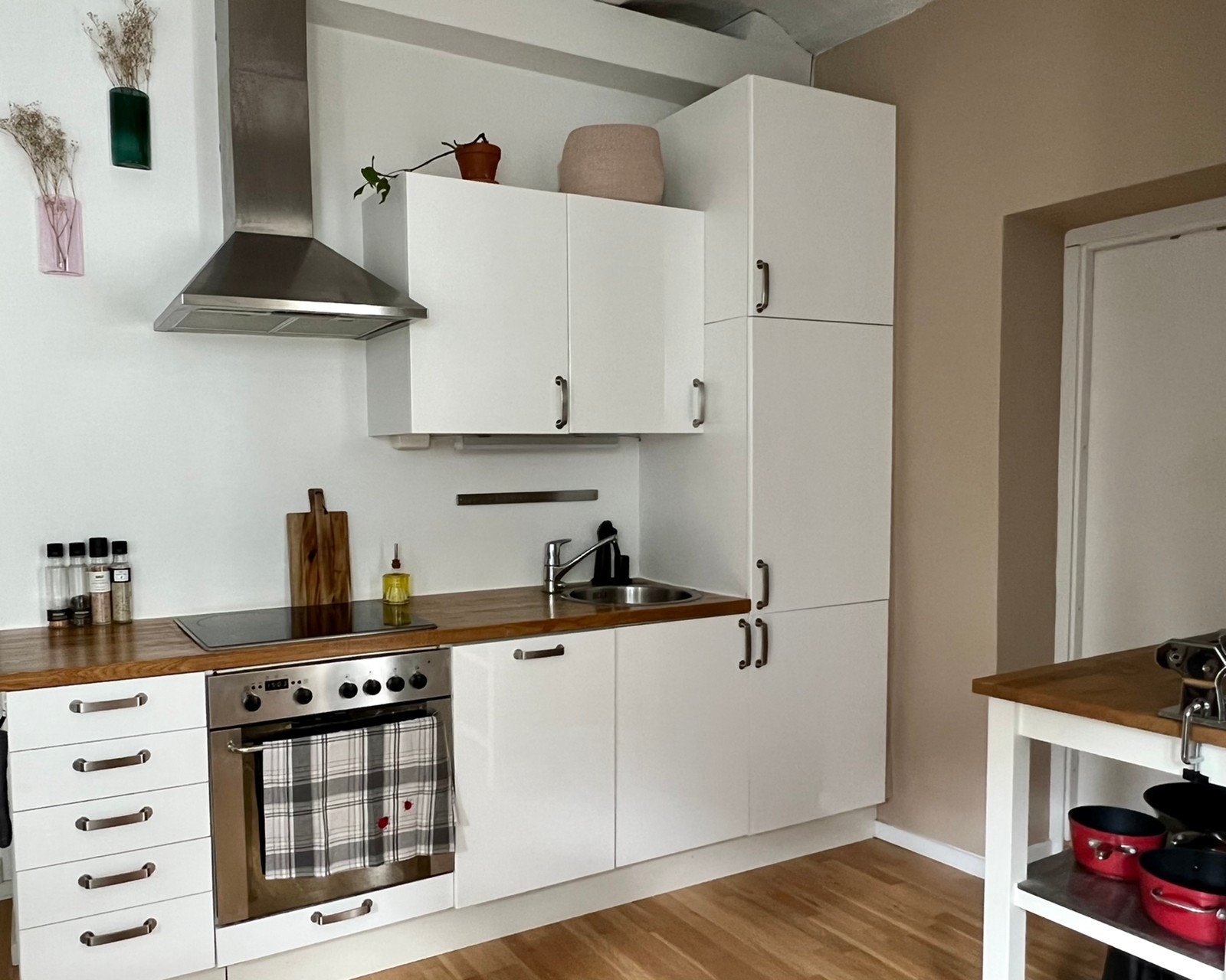 Åpen kjøkkenløsning med oppvaskmaskin Galleribilde