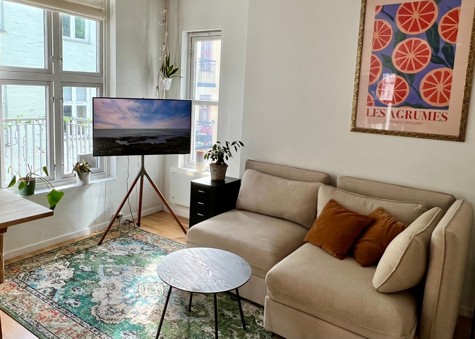 Sovesofa som blir til en 90cm seng, med oppbevaring Galleribilde