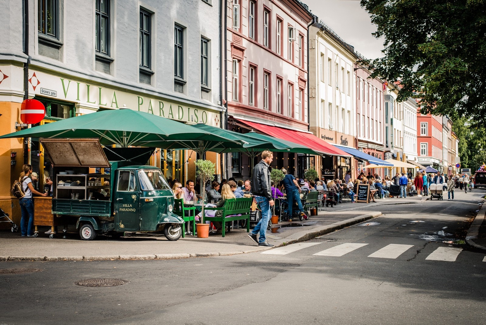 Rett utenfor døren har du et stort utvalg av kafer, barer og restauranter Galleribilde