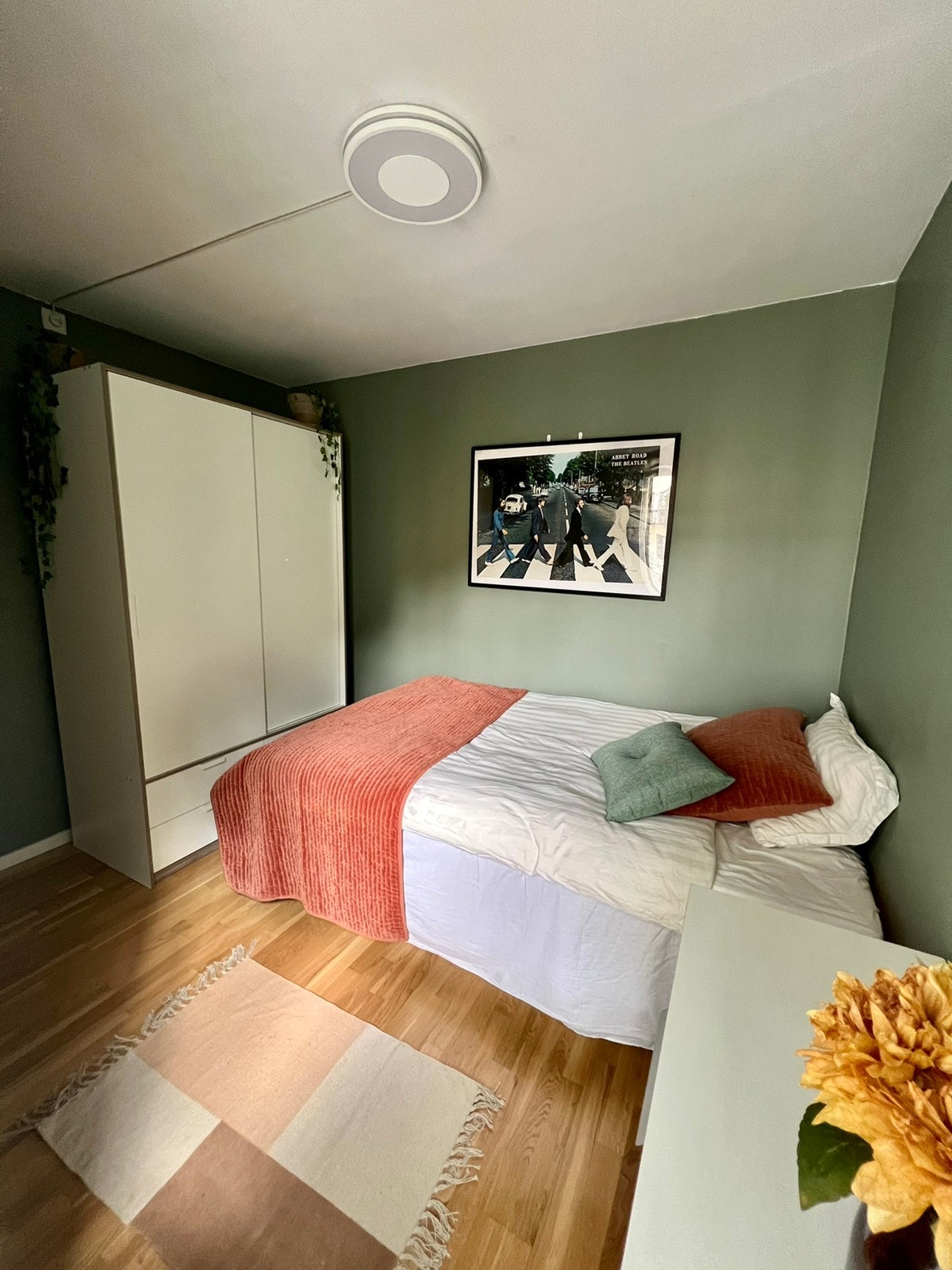 Eget soverom med stor garderobe og kommode Galleribilde