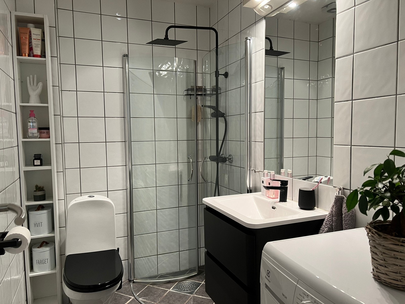 Svarte detaljer, waterfall dusj Galleribilde